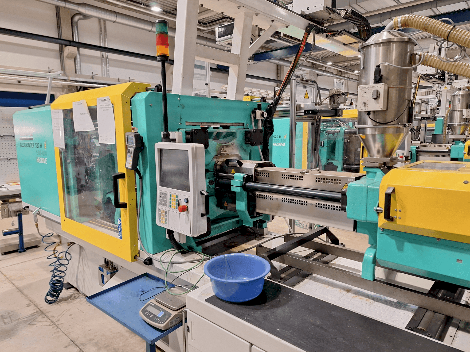 Vue de face de la machine Arburg 520 H 1500-400