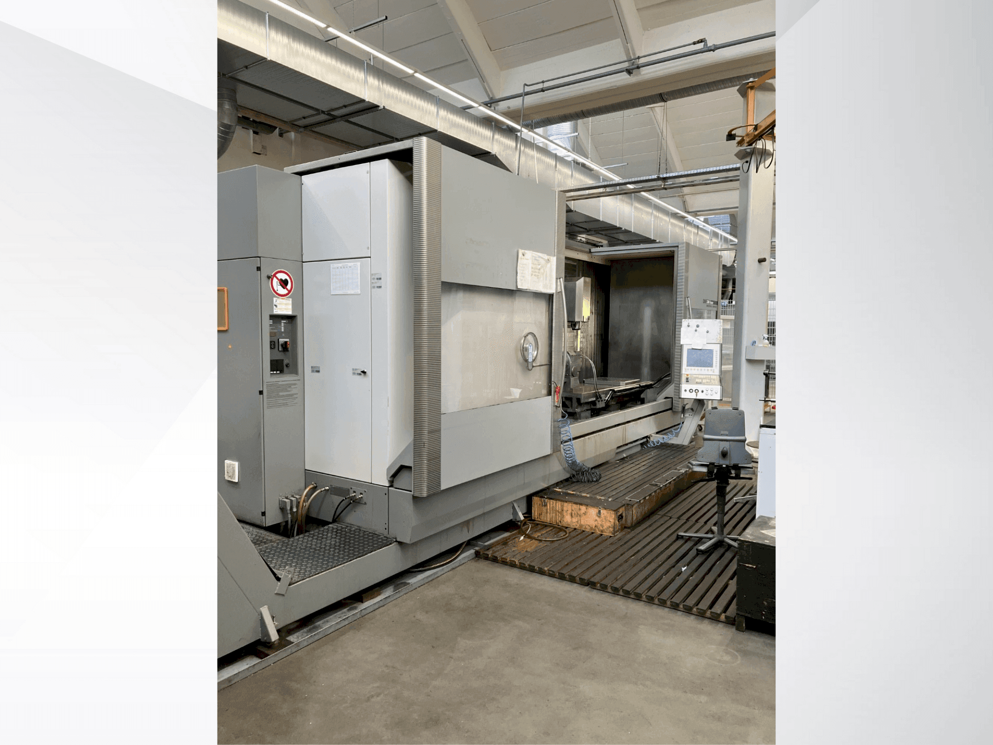 Vue de face de la machine DECKEL DMF 360 linear