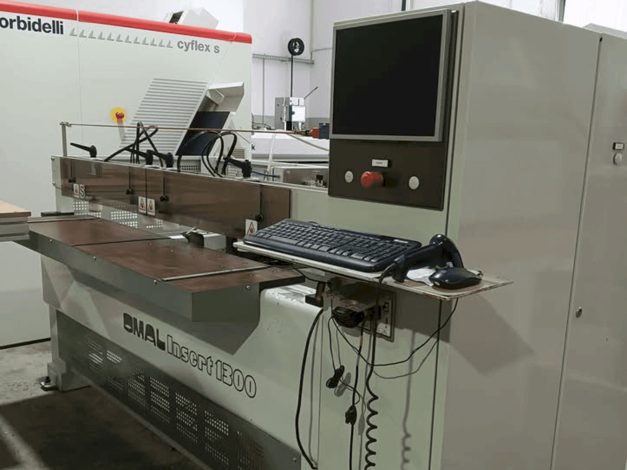 Vue de face de la machine OMAL Insert 1300