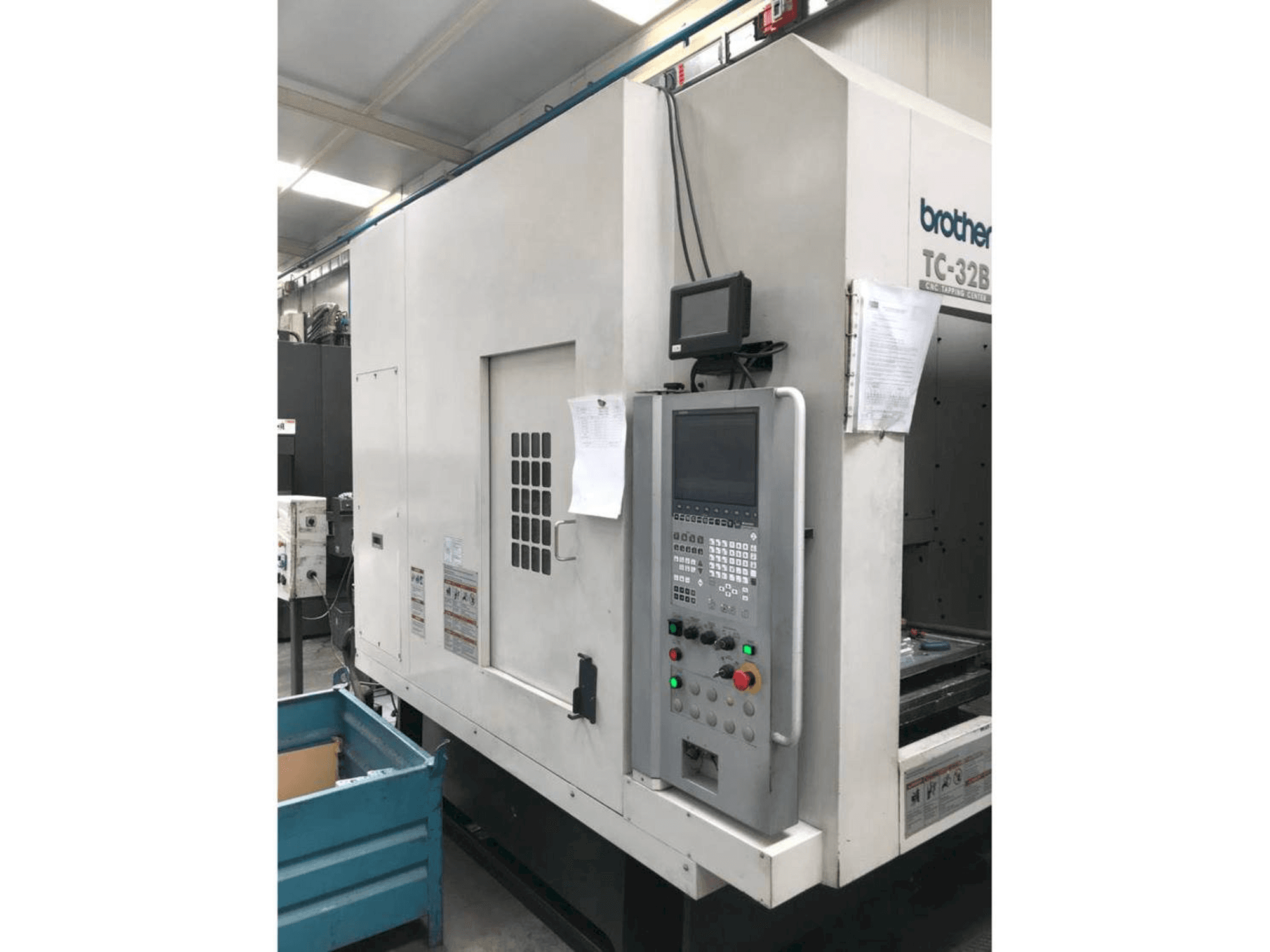 Vue de face de la machine Brother TC-32BN QT