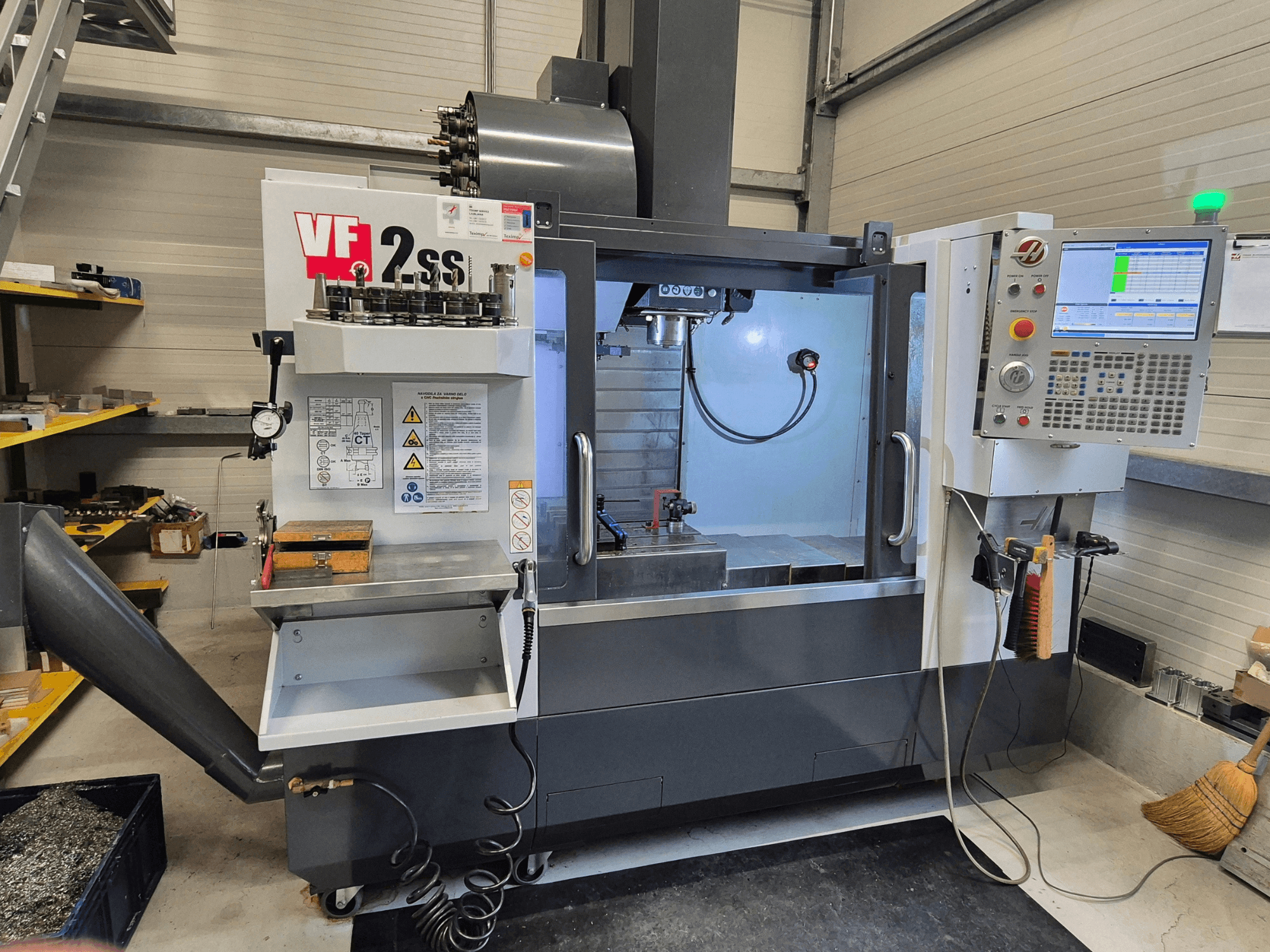 Centre d'usinage vertical HAAS VF2 SS-EU en vue frontale, montrant les commandes, la broche et la zone d'usinage.