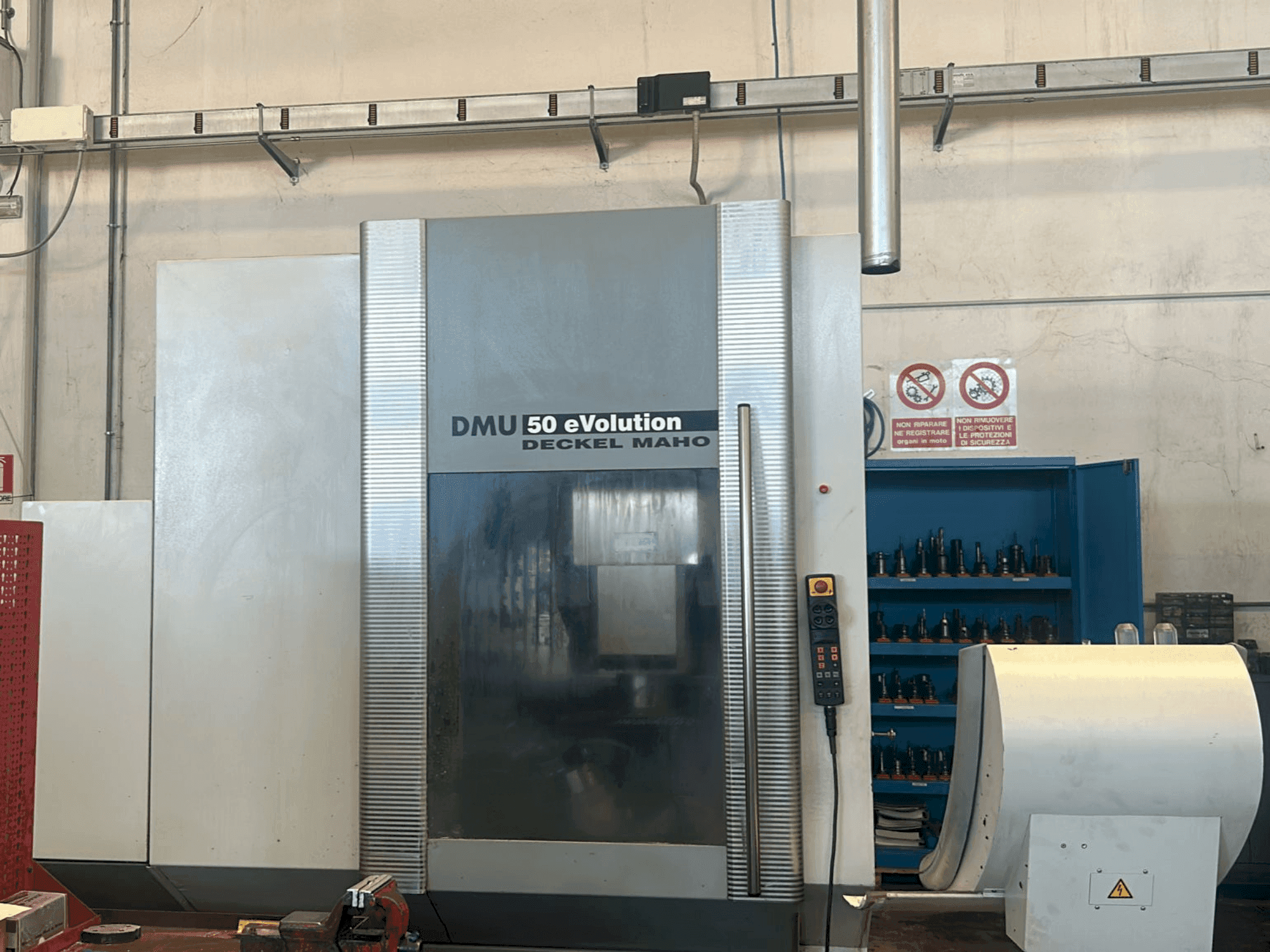 Vue de face de la machine DECKEL MAHO DMU 50 Evolution