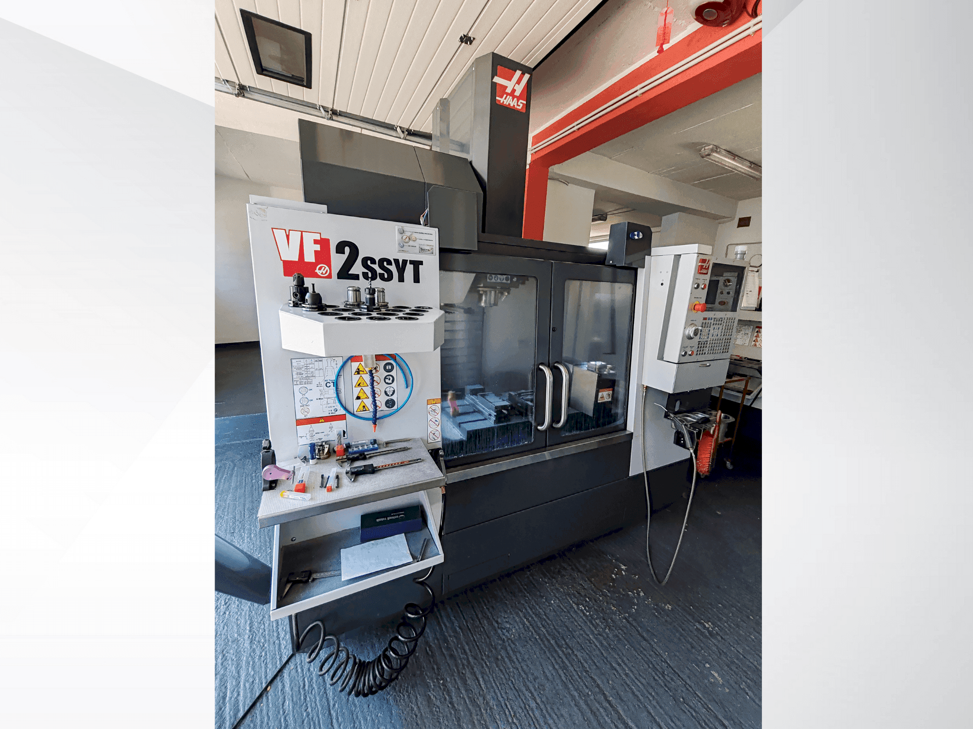 Vue de face de la machine HAAS VF 2 SS YT