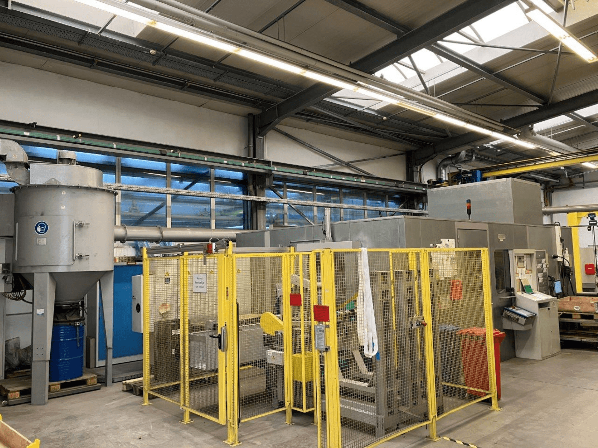 Rectifieuse sans centre HARALD BAUGMARTEN TM 400 S, vue de face avec enceinte de sécurité et système d'aspiration visibles.