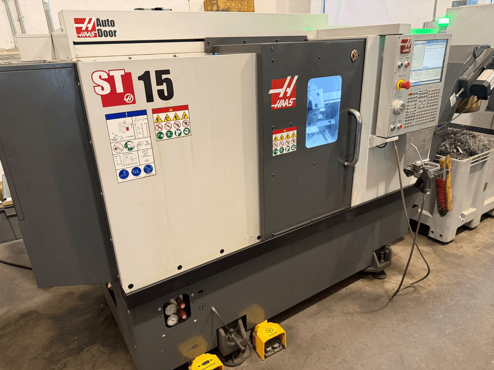 Tour horizontal HAAS ST 15, vue de face montrant le panneau de commande, la porte automatique et les indicateurs techniques visibles.