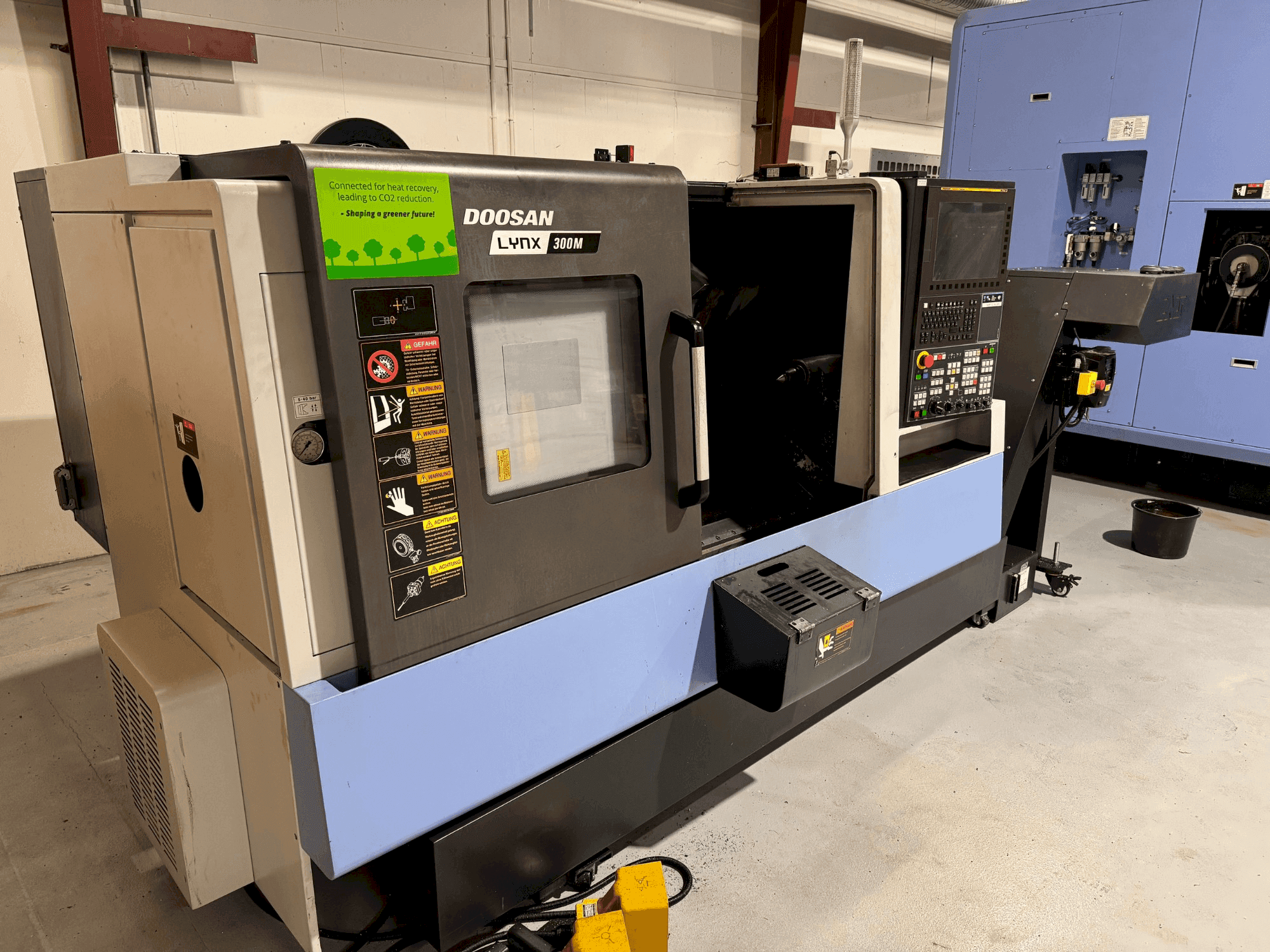 Vue de face de la machine DOOSAN LYNX 300M