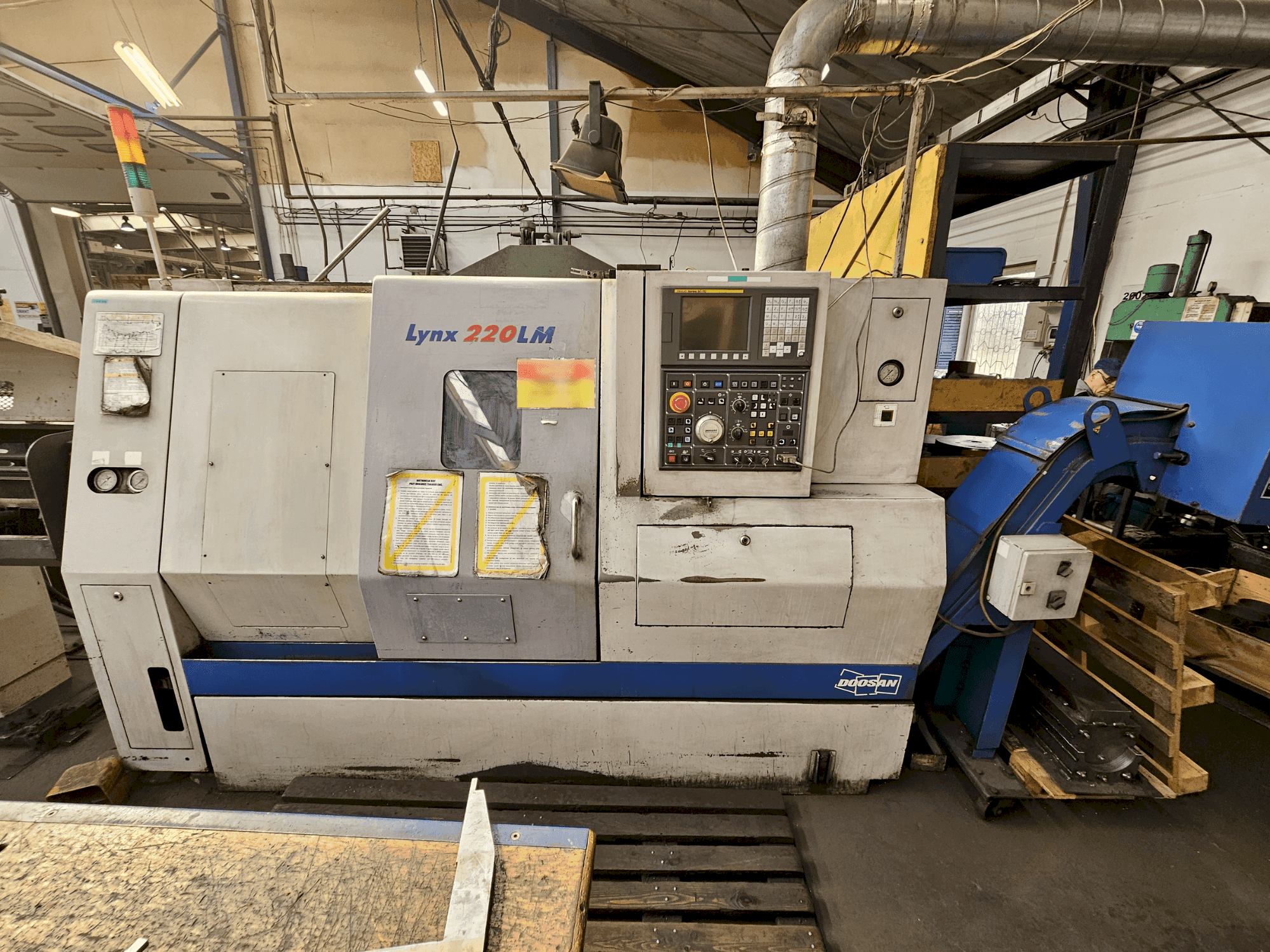 Vue de face de la machine DOOSAN LYNX 220LMA