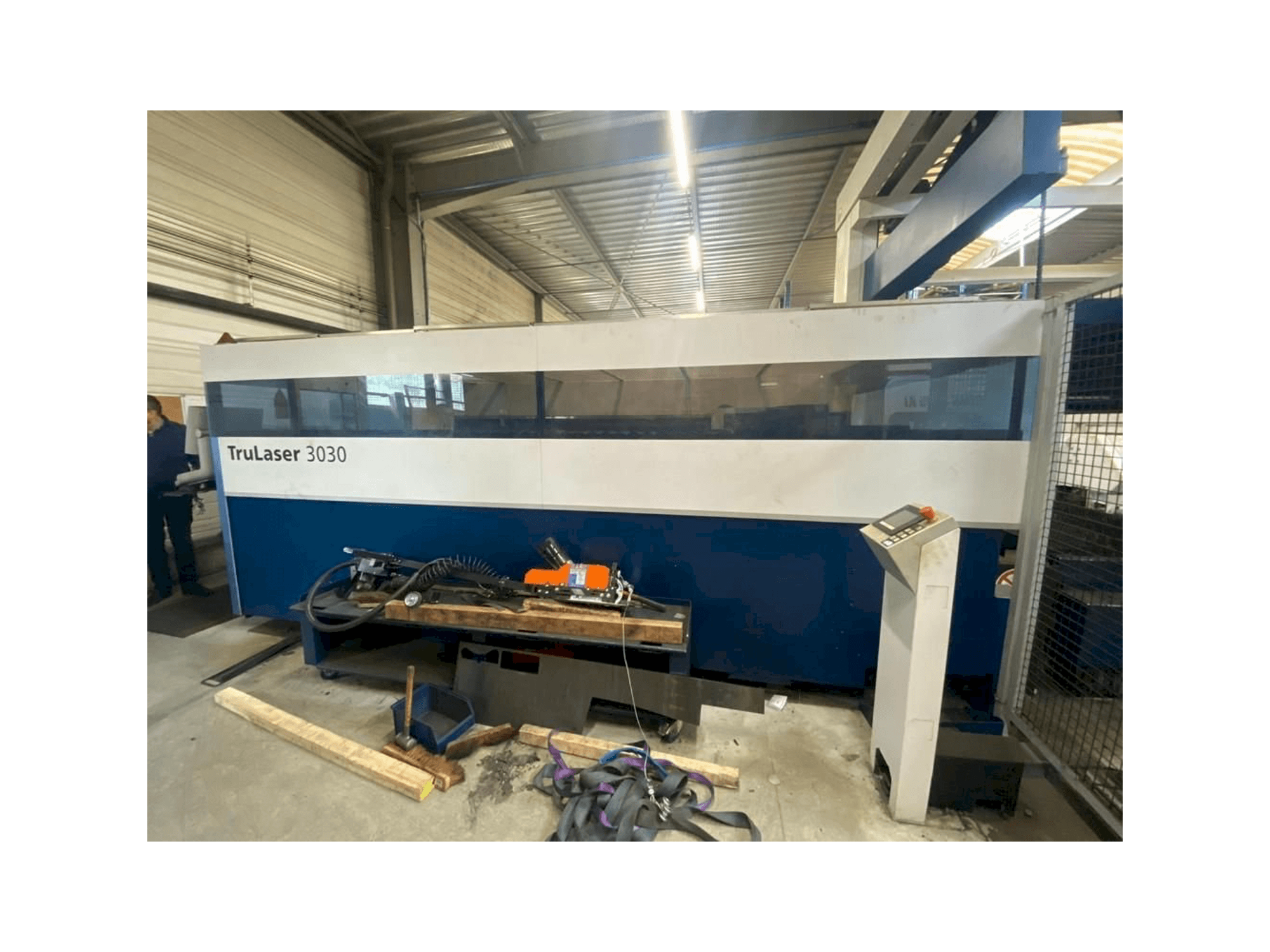 Vue de face de la machine Trumpf Trulaser 3030 L20