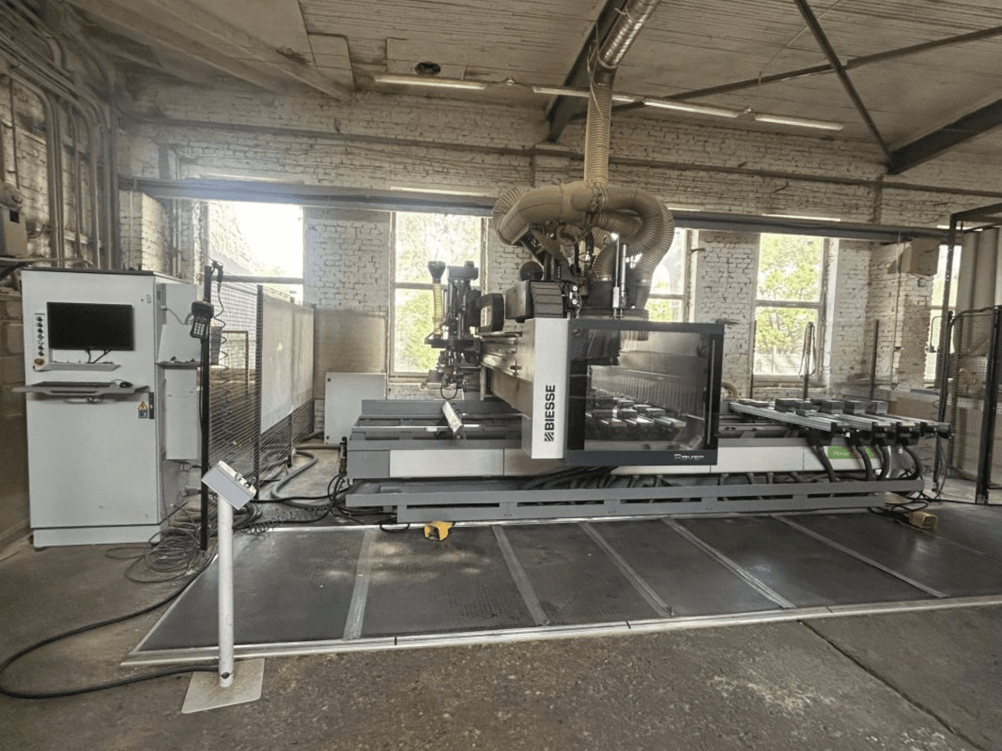 Centre d'usinage CNC BIESSE Rover A Edge 1643, vue de face, mettant en évidence le panneau de commande, la table de travail et l'environnement industriel.