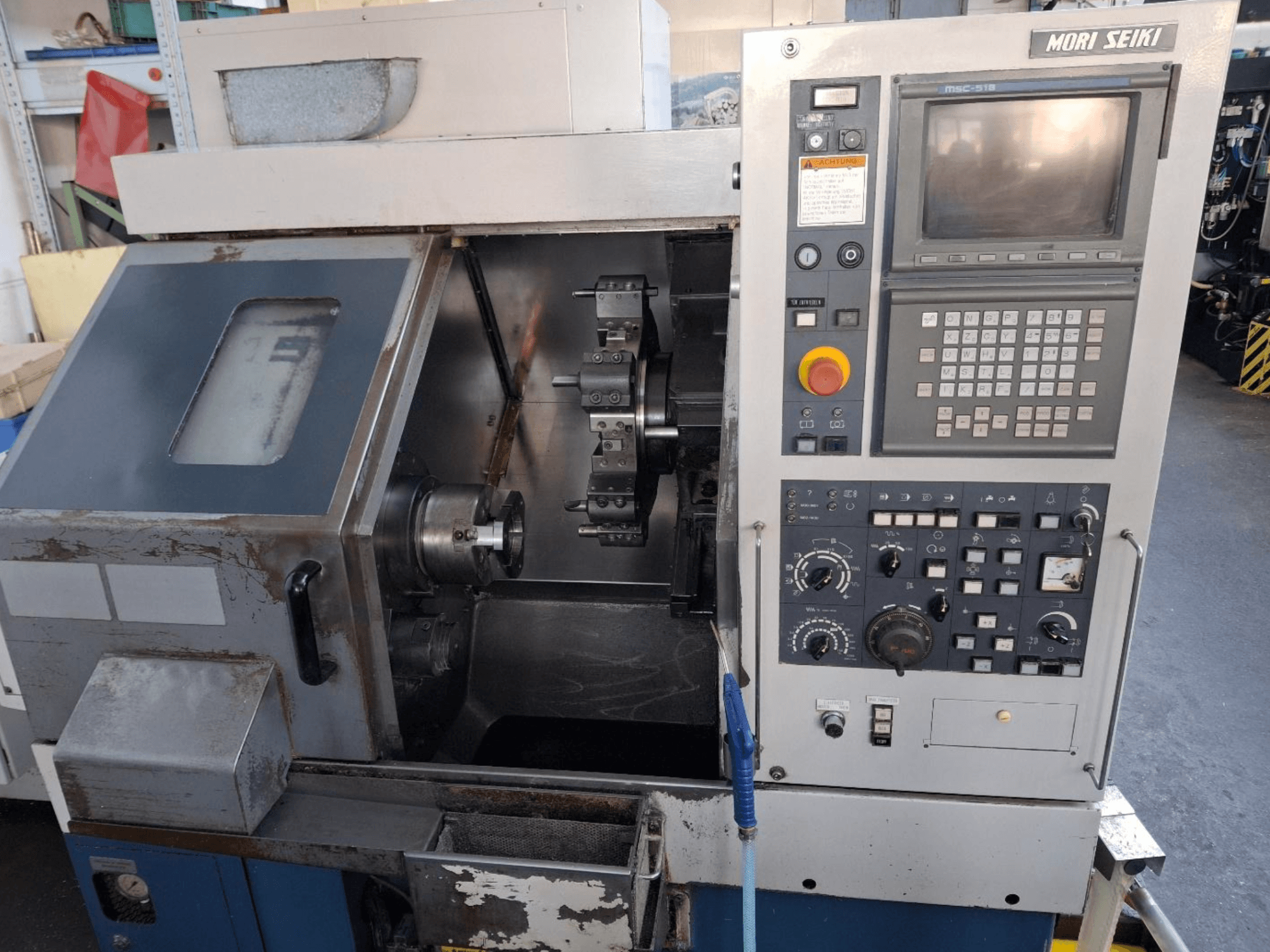 Tour horizontal MORI SEIKI CL 15, vue de face montrant le panneau de commande et la zone d'usinage.