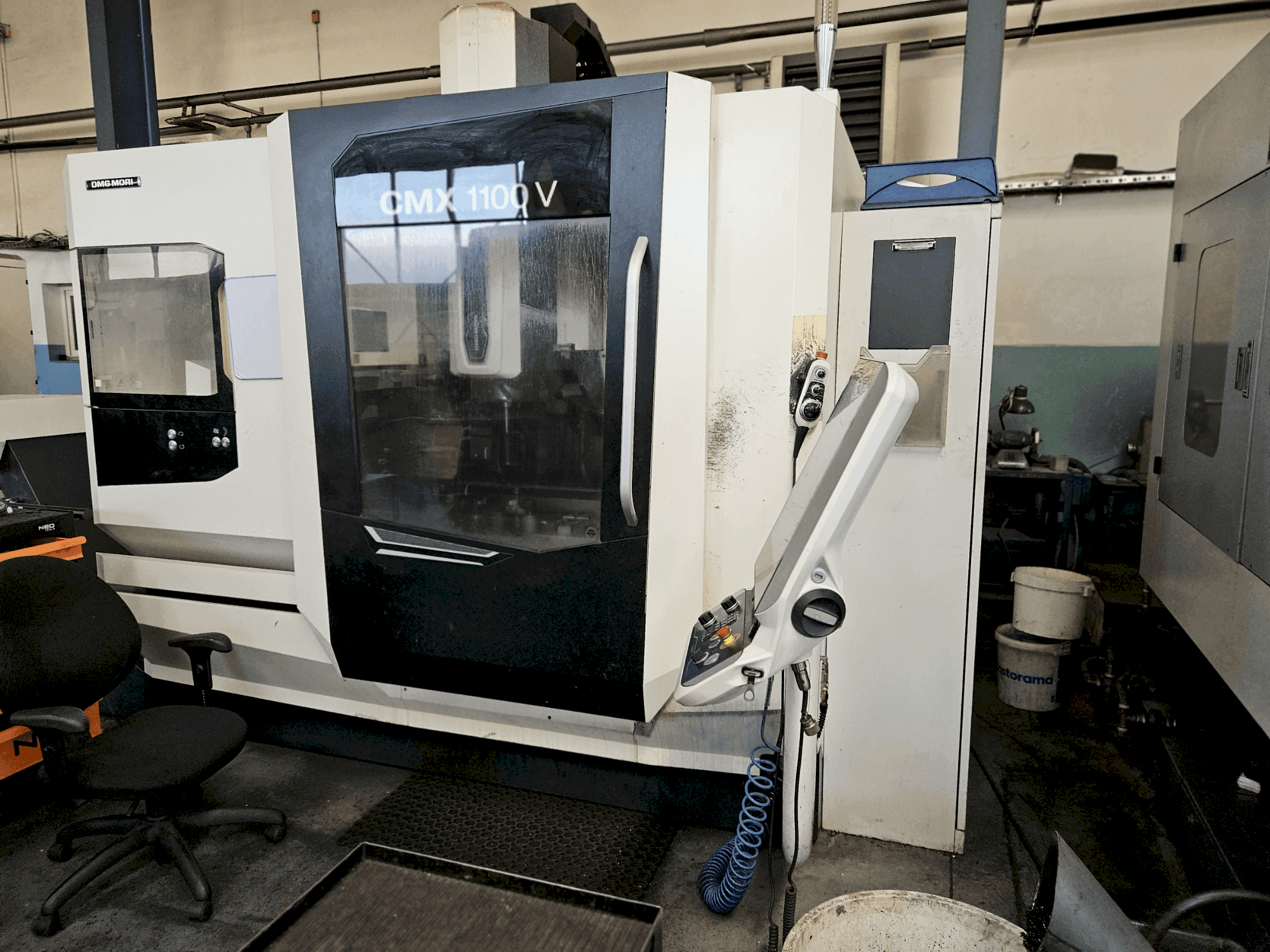 Vue de face de la machine DMG CMX 1100V