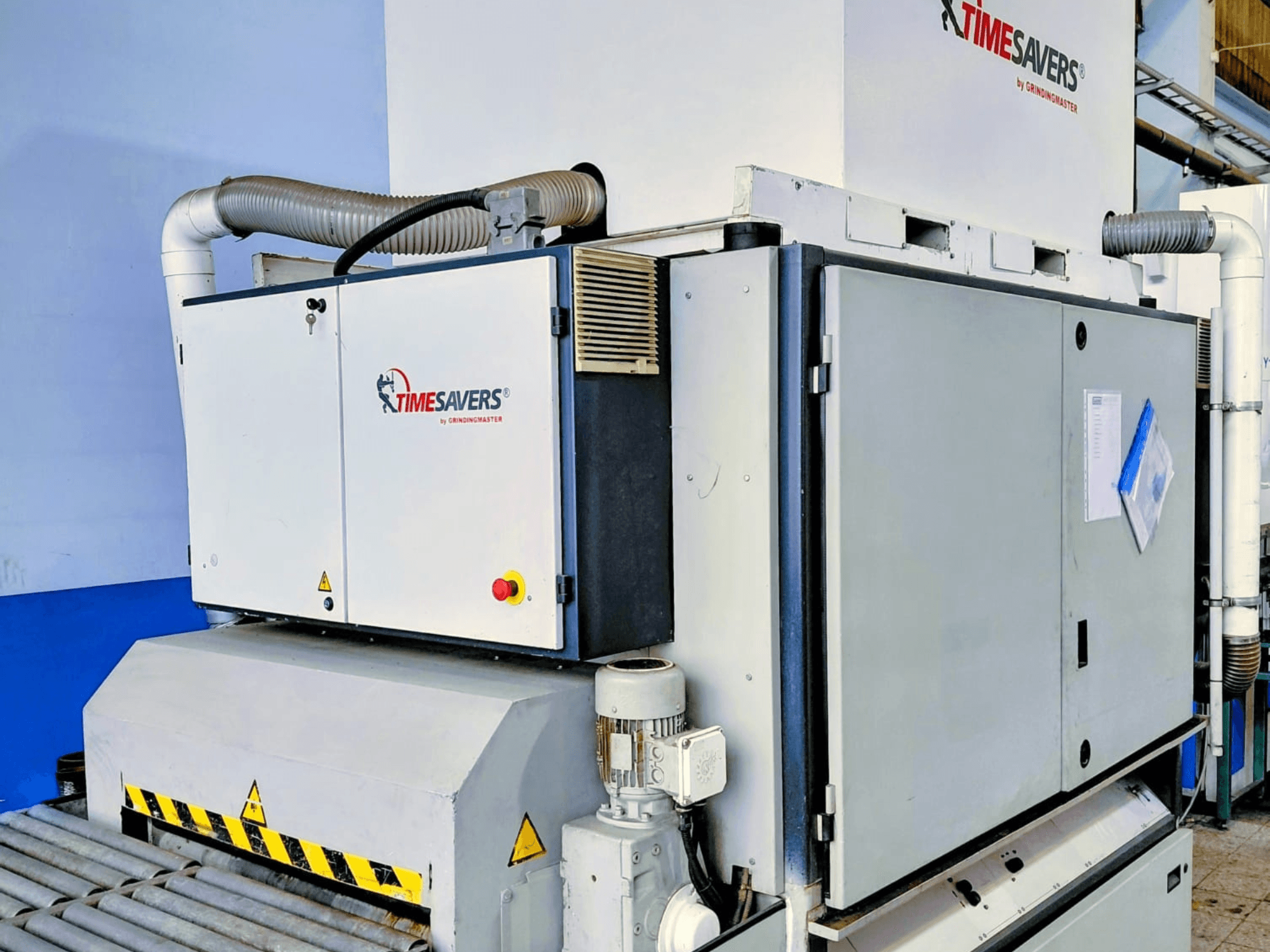 La ponceuse industrielle TIME SAVERS, vue de côté, est équipée d'un rouleau réglable, d'un panneau de commande et d'un système d'aspiration des poussières.