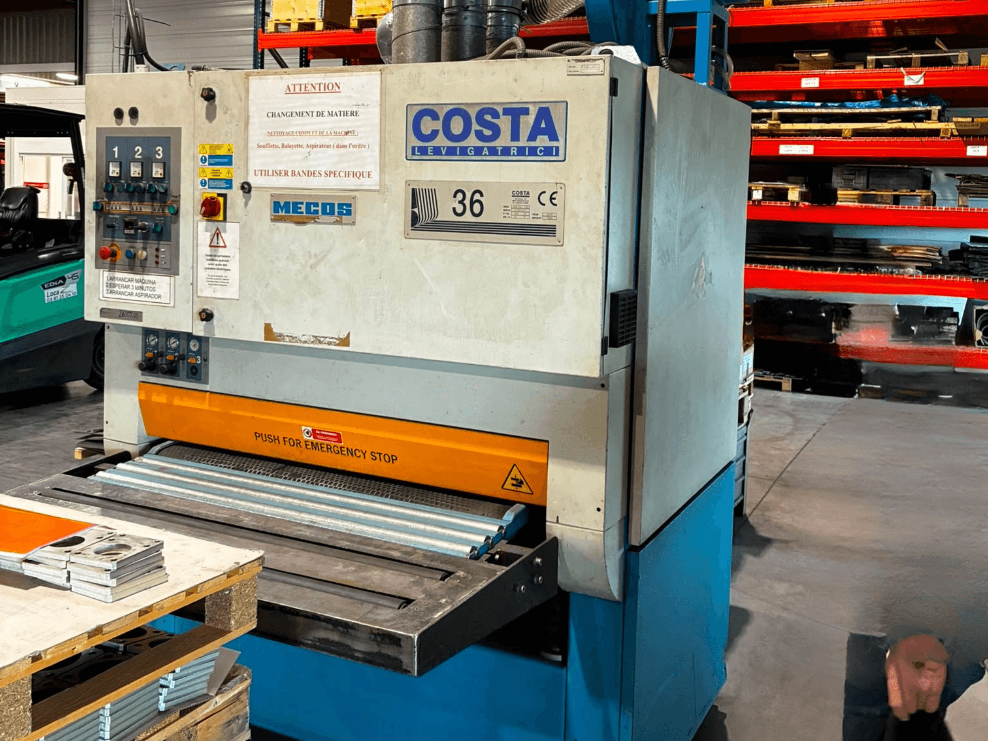 Machine d'ébavurage Costa M36 CCS 1150 vue de profil, avec panneau de commande, arrêt d'urgence et surface de convoyage.