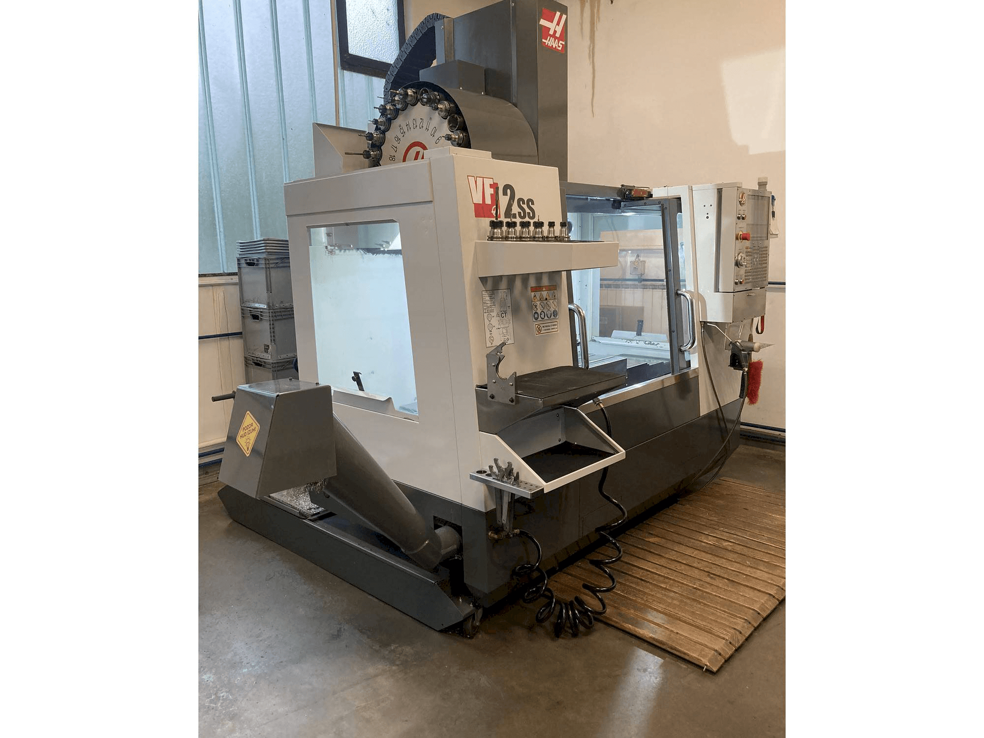 Vue latérale gauche de la machine HAAS VF-2 SS