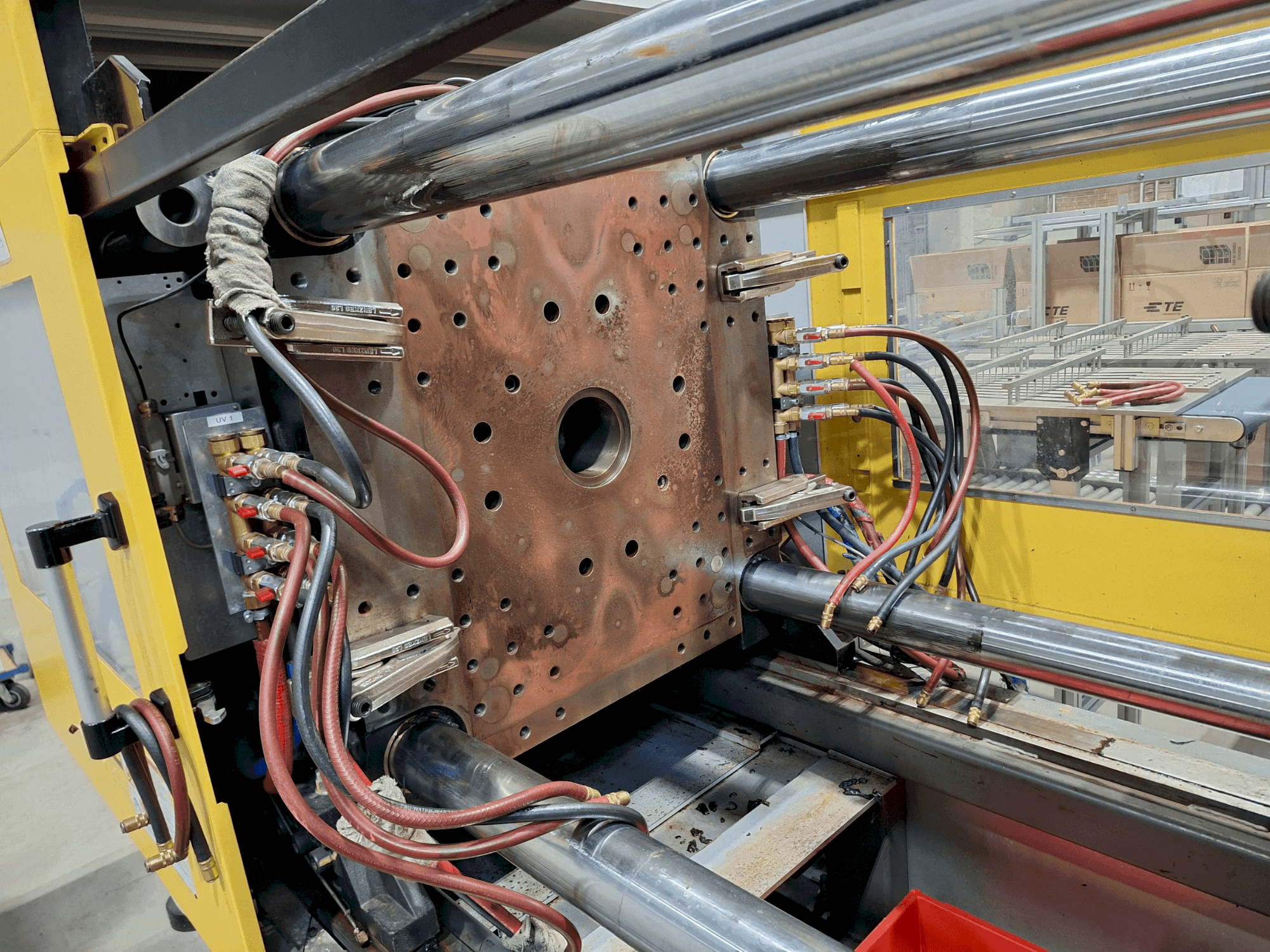 Vue de face de la machine FANUC Roboshot S220iA