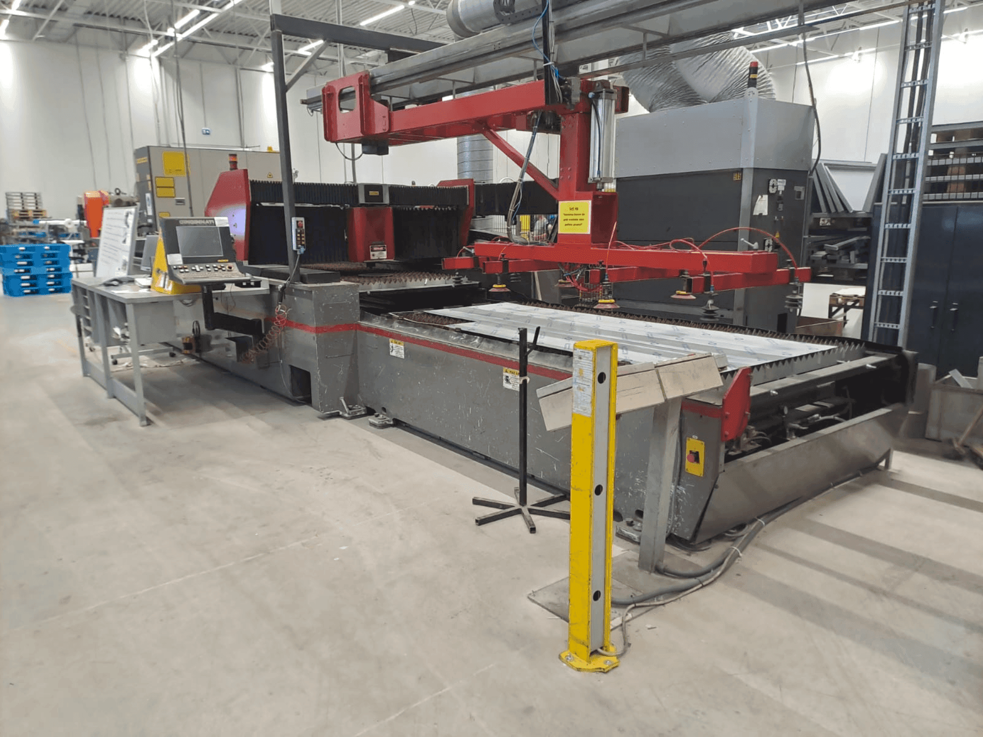 Vue de face de la machine Cincinnati CL-800 5 x 10