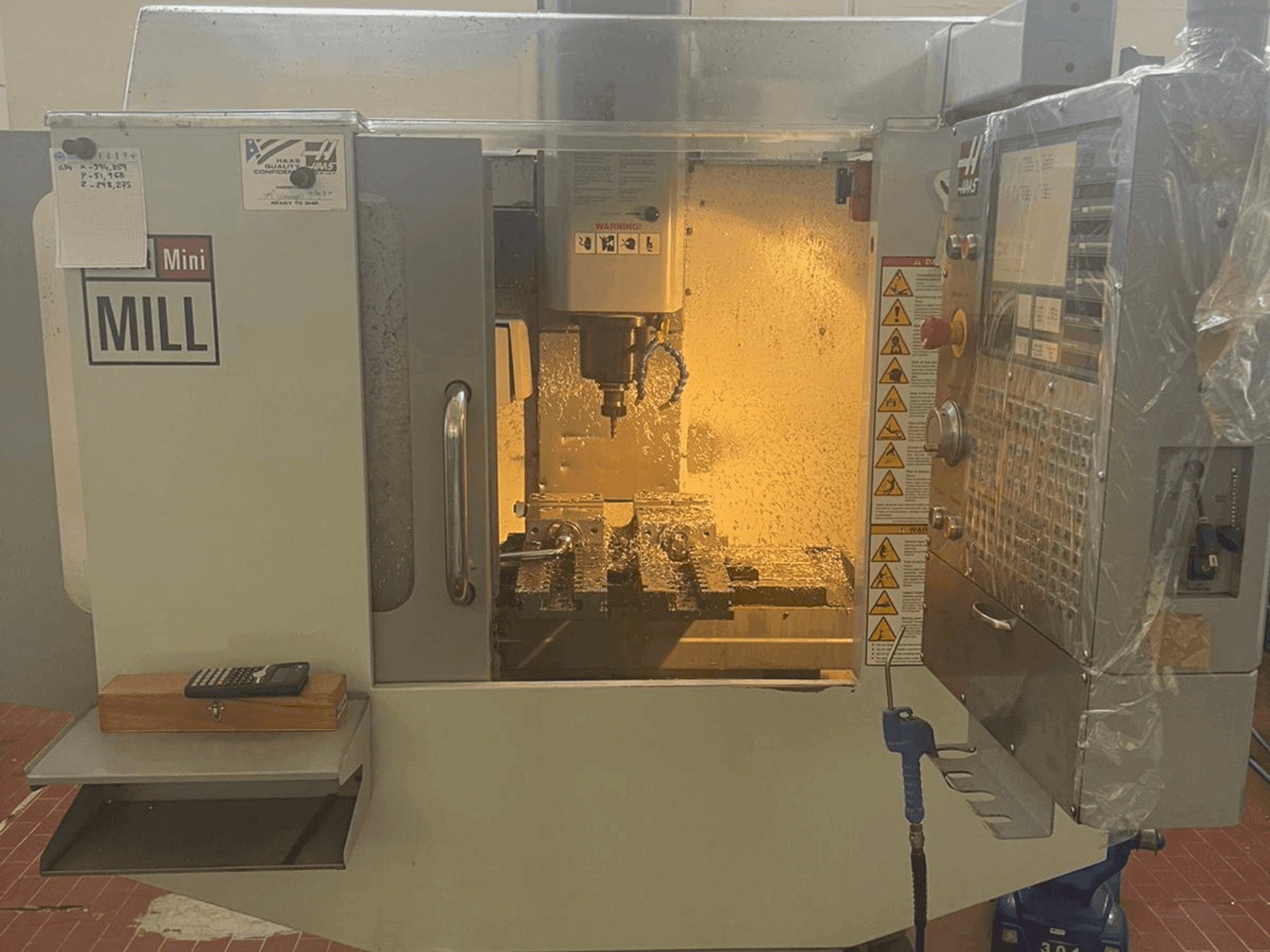 Vue de face de la machine HAAS S MiniMill HE