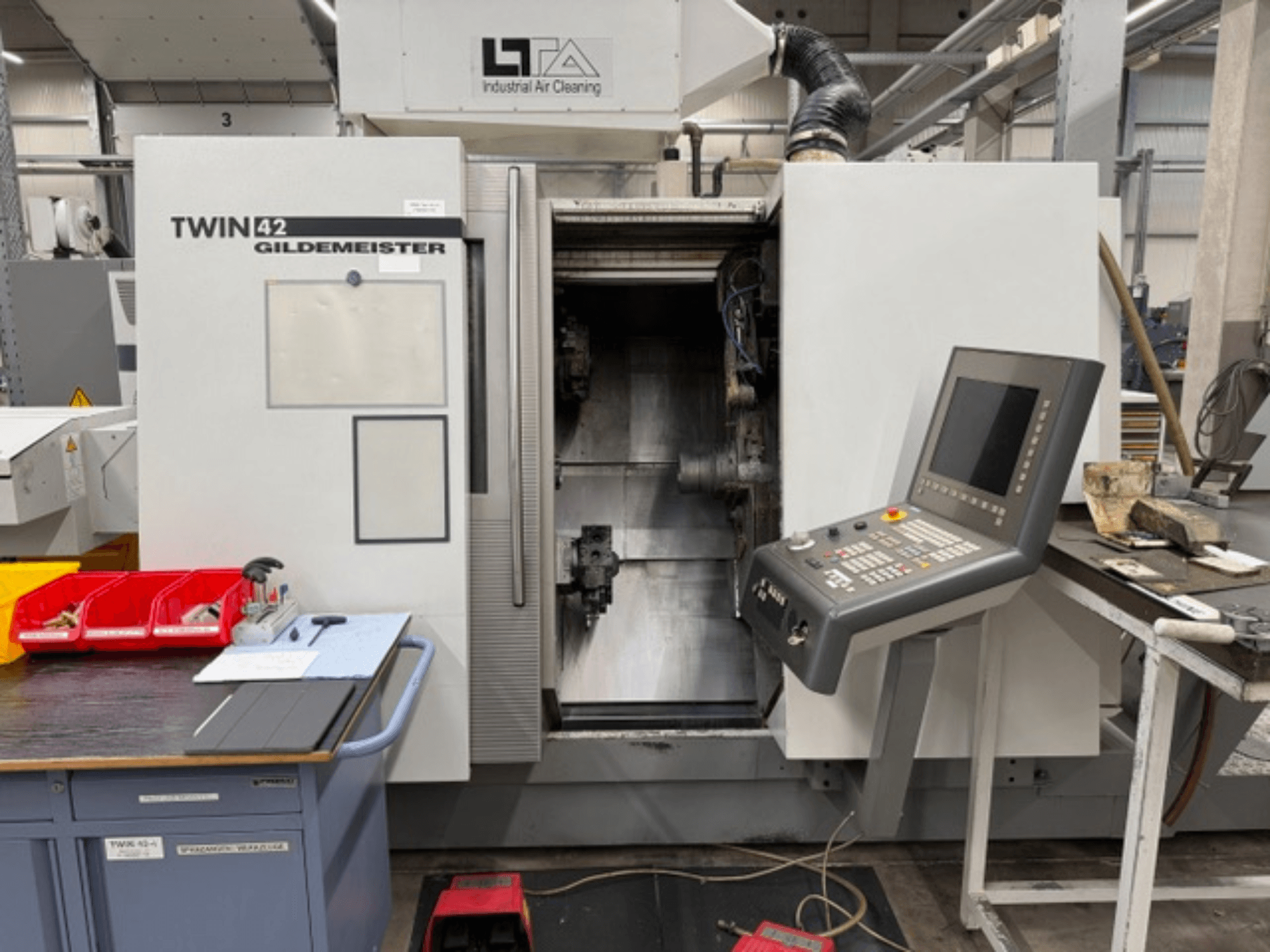 Tour horizontal Gildemeister TWIN 42, vue de face montrant le panneau de commande et la zone de travail dégagée.