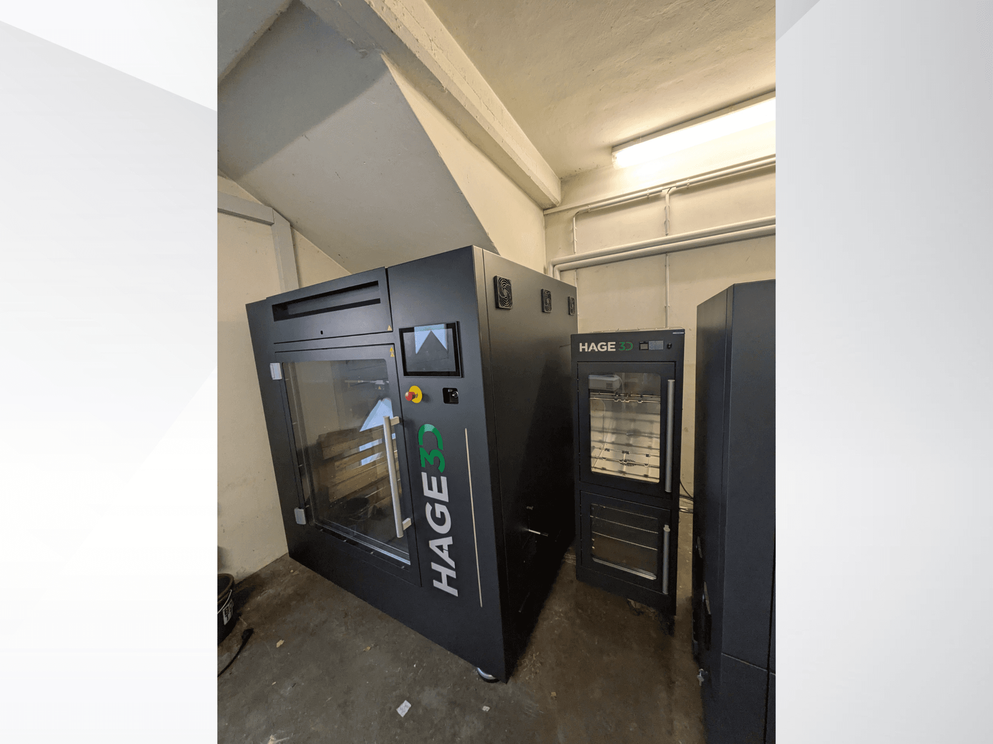 Imprimante 3D en plastique HAGE 3D Precision One vue de profil, dotée d'une porte transparente et d'un panneau de commande, avec un espace de rangement à côté.
