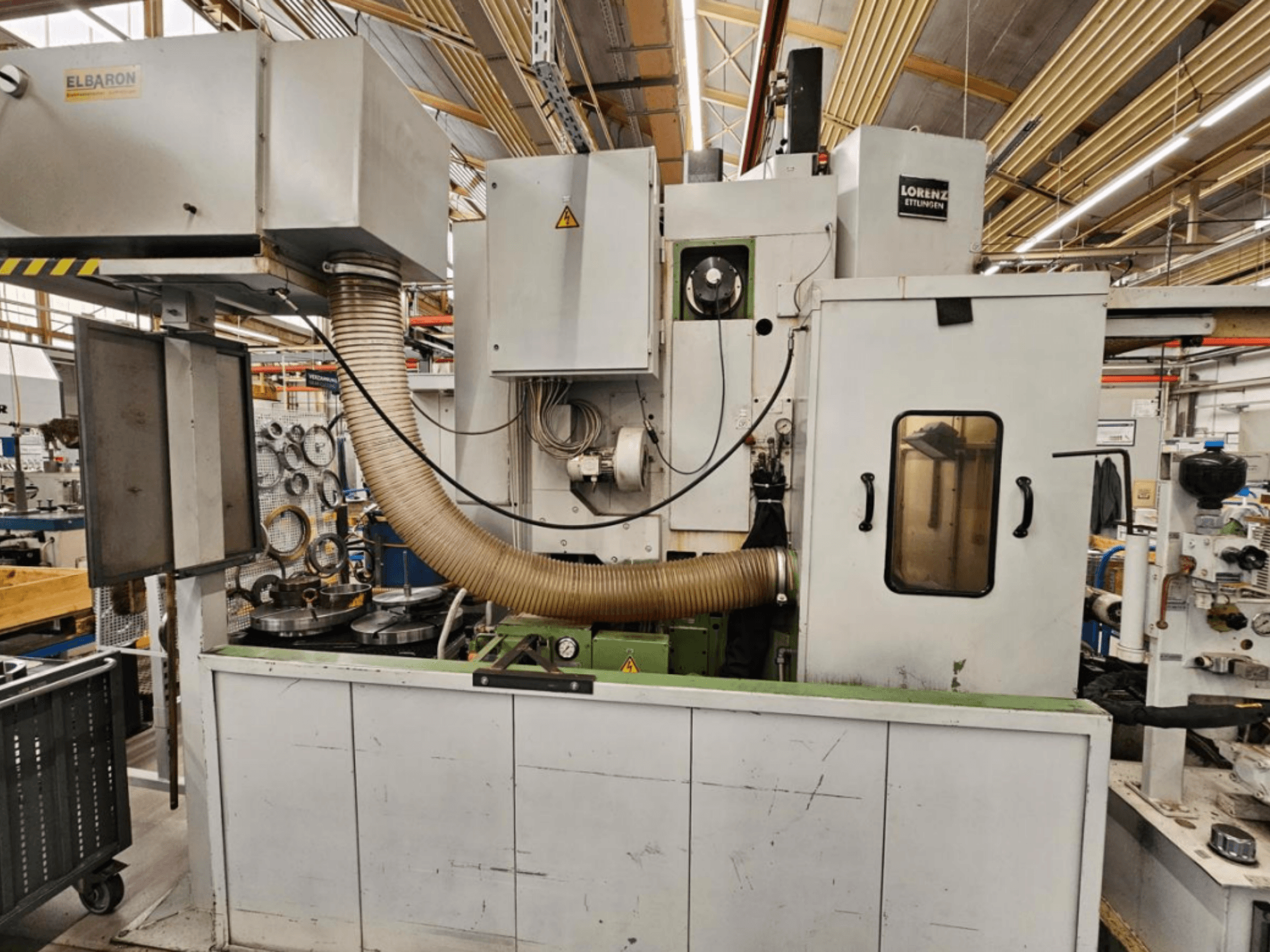 Machine à façonner LORENZ LS 424, vue de face, équipée d’un système d’aspiration des poussières de grande capacité et dont les commandes de fonctionnement sont bien visibles.