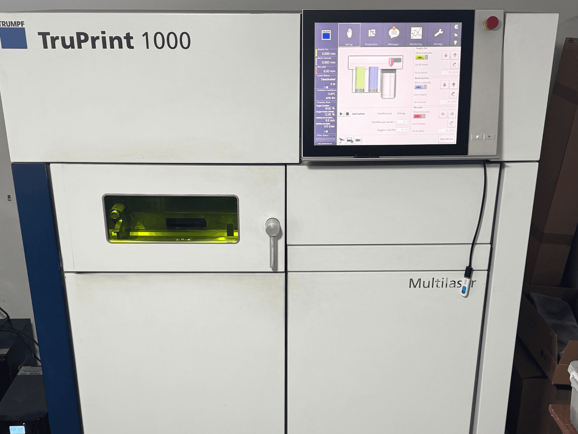 TruPrint 1000 de Trumpf, vue de face, dotée d'un panneau de commande numérique et d'une fenêtre d'inspection transparente pour le contrôle.