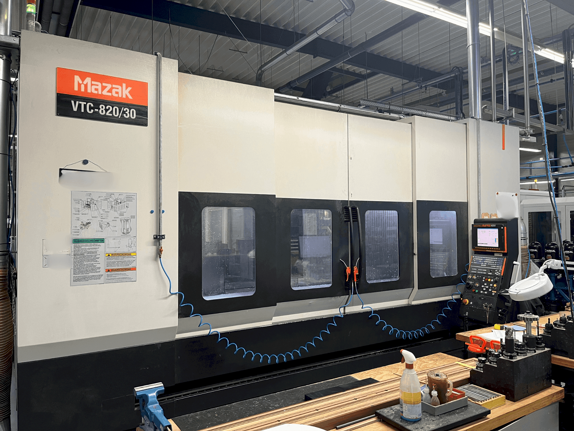 Vue de face de la machine Mazak VTC-820/30