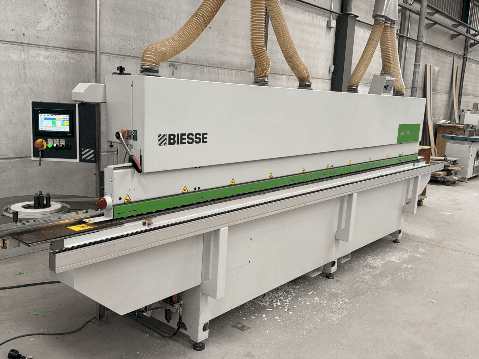 Vue de face de la machine BIESSE Jade 240