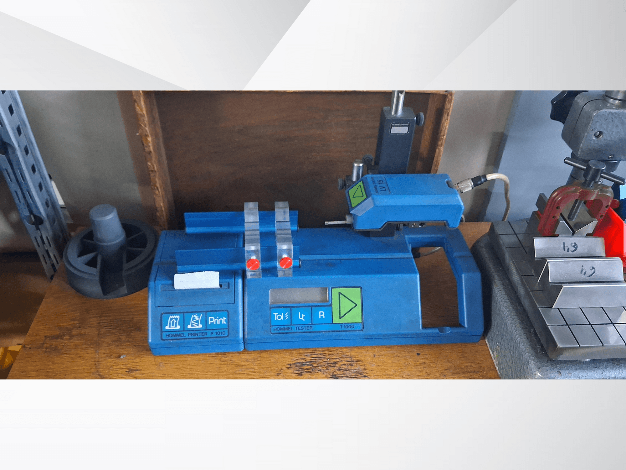 Imprimante Hommel P 1010 et testeur T1000 en vue latérale, avec boîtier bleu, boutons et indicateurs rouges, sur un établi.