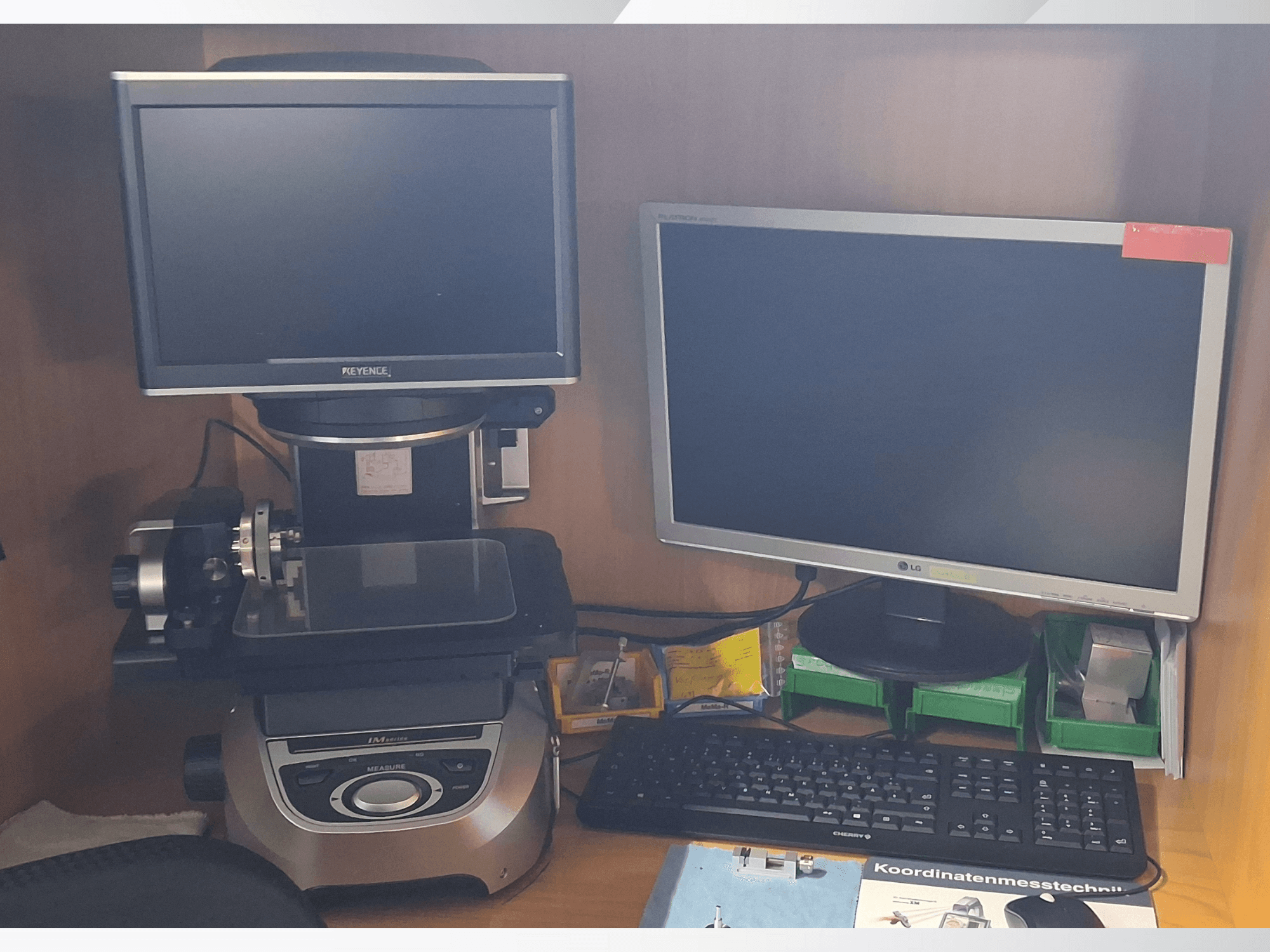 Système de mesure Keyence avec deux moniteurs (un LG, un Keyence) et un clavier, vus de face.