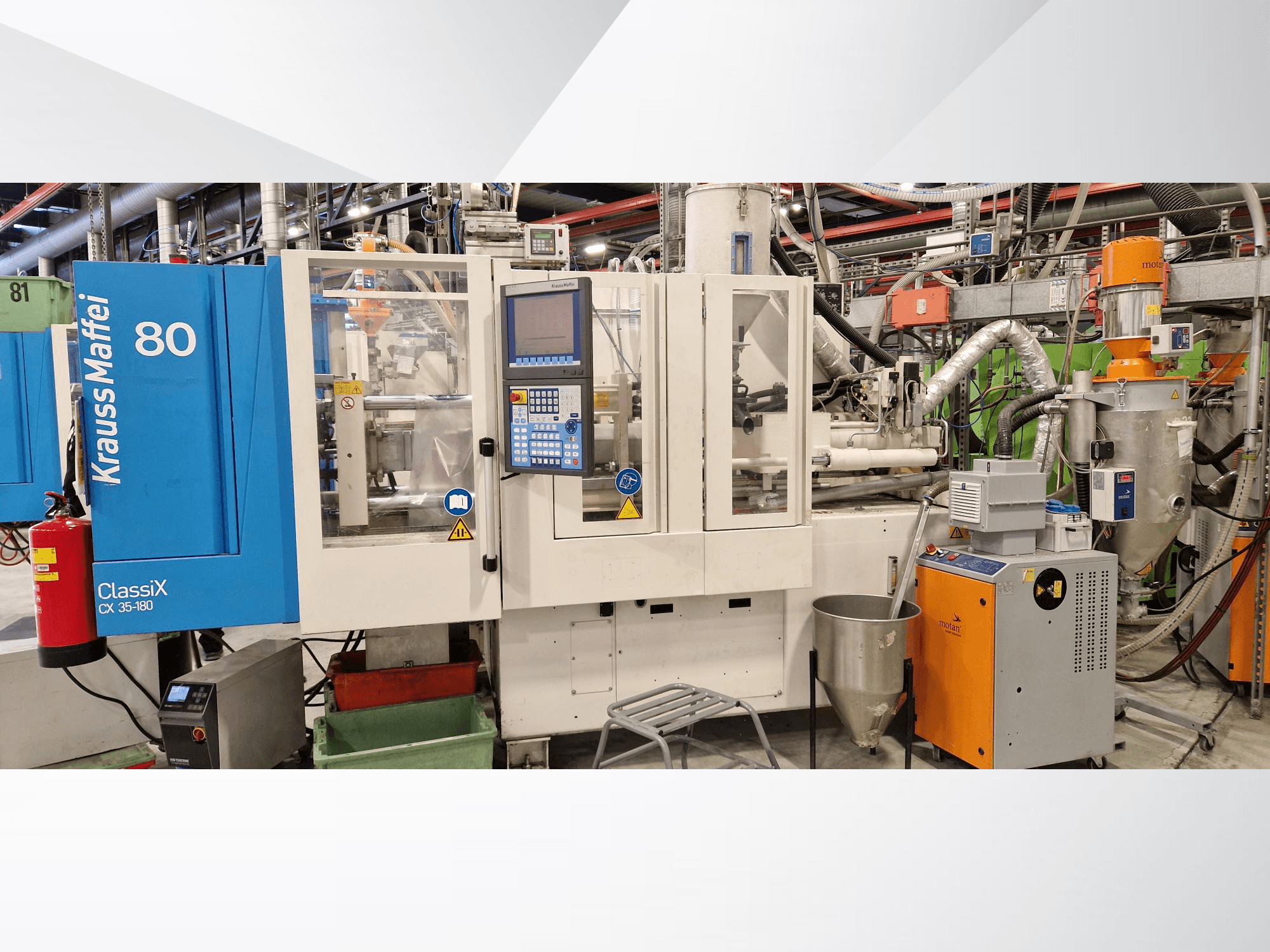 Machine de moulage par injection hydraulique ClassiX CX 35-180 de Krauss Maffei, vue de face, avec panneau de commande et équipements auxiliaires visibles.