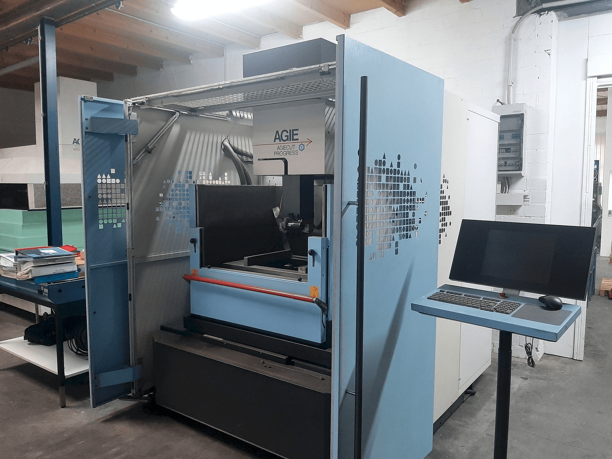 Vue de face de la machine AGIE Agiecut Progress 3