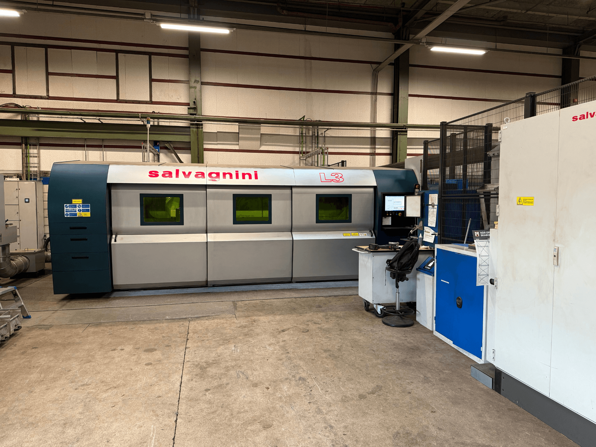Machine de découpe laser à fibre Salvagnini L3-4020 dans sa configuration d'usine, vue de face, avec le panneau de commande et le système de manutention.