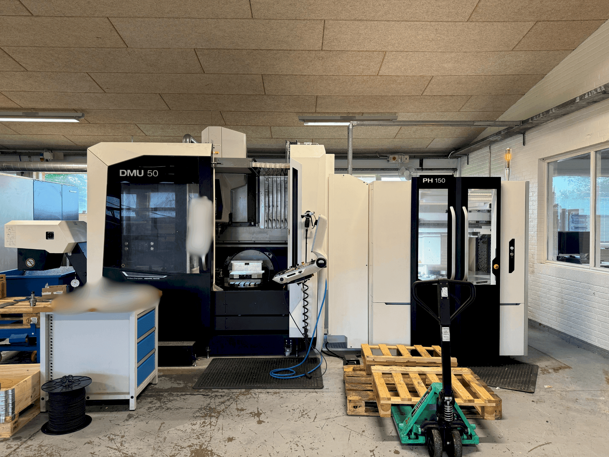 Vue de face de la machine DMG MORI DMU 50 + PH 150