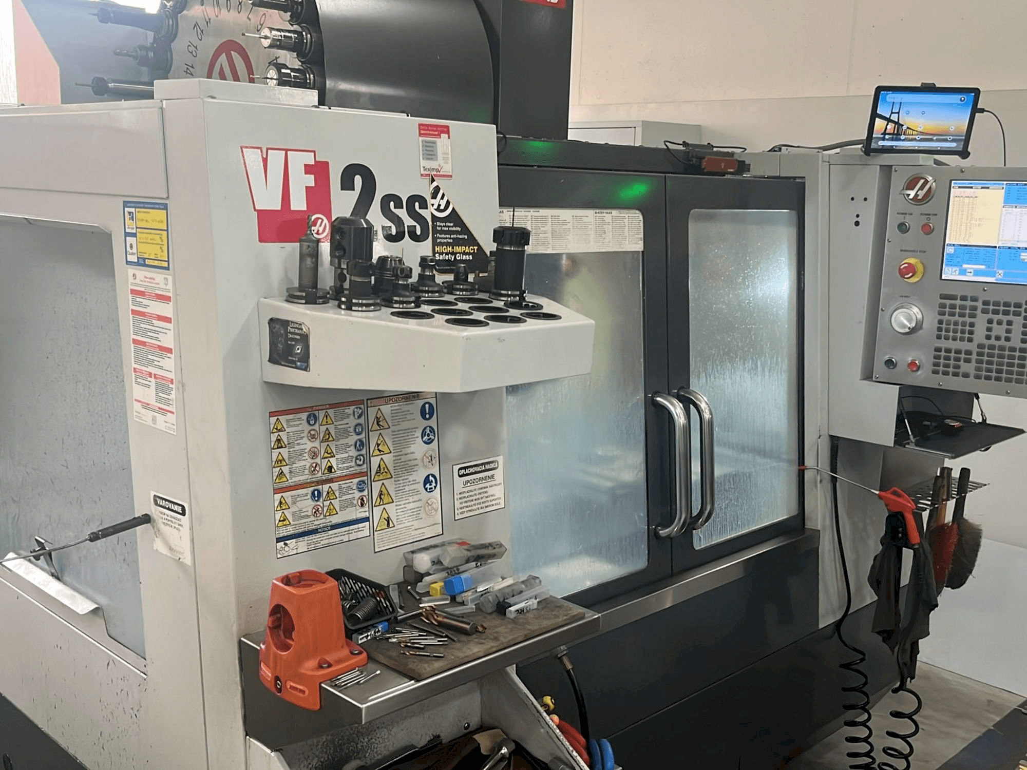 Vue de face de la machine HAAS VF-2SS