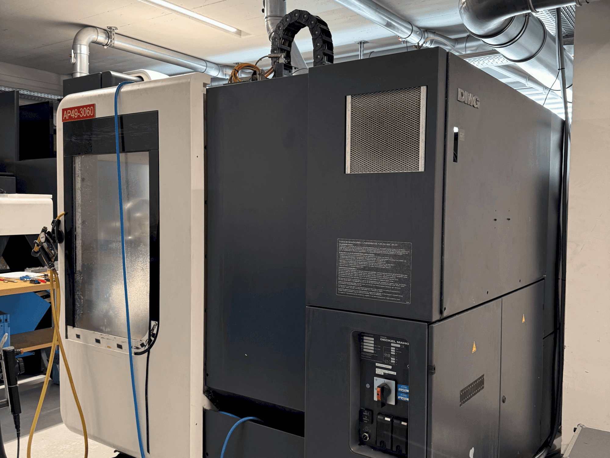 Vue de face de la machine DMG DECKEL MAHO DMU 70 Evolution linear