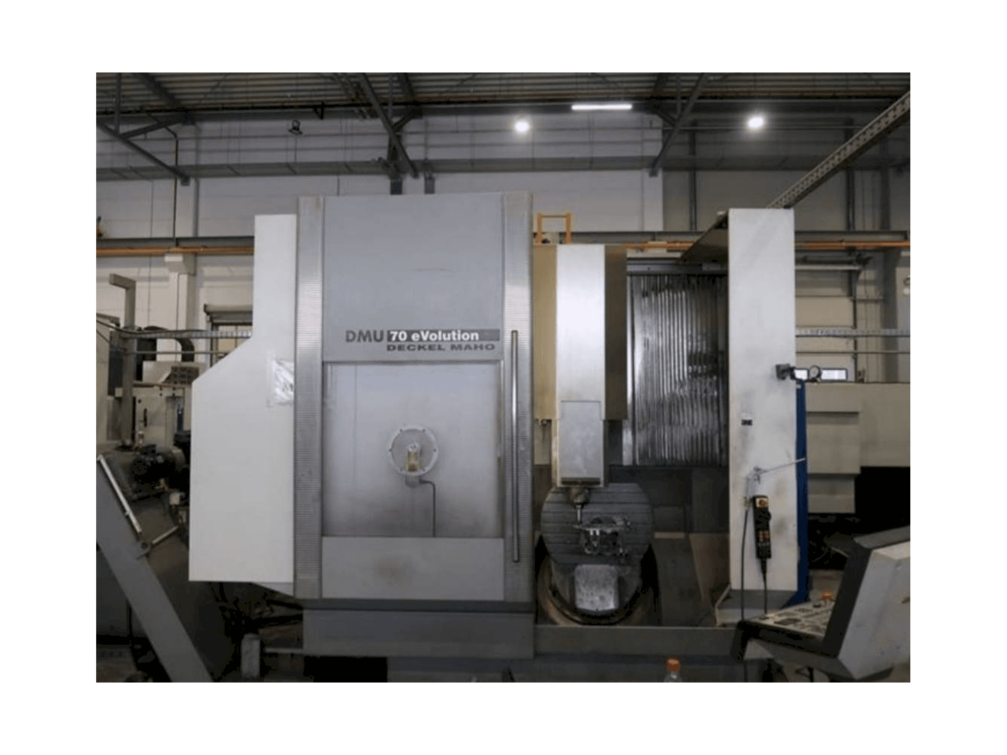 Front view of DECKEL MAHO DMU 70 eVolution machine