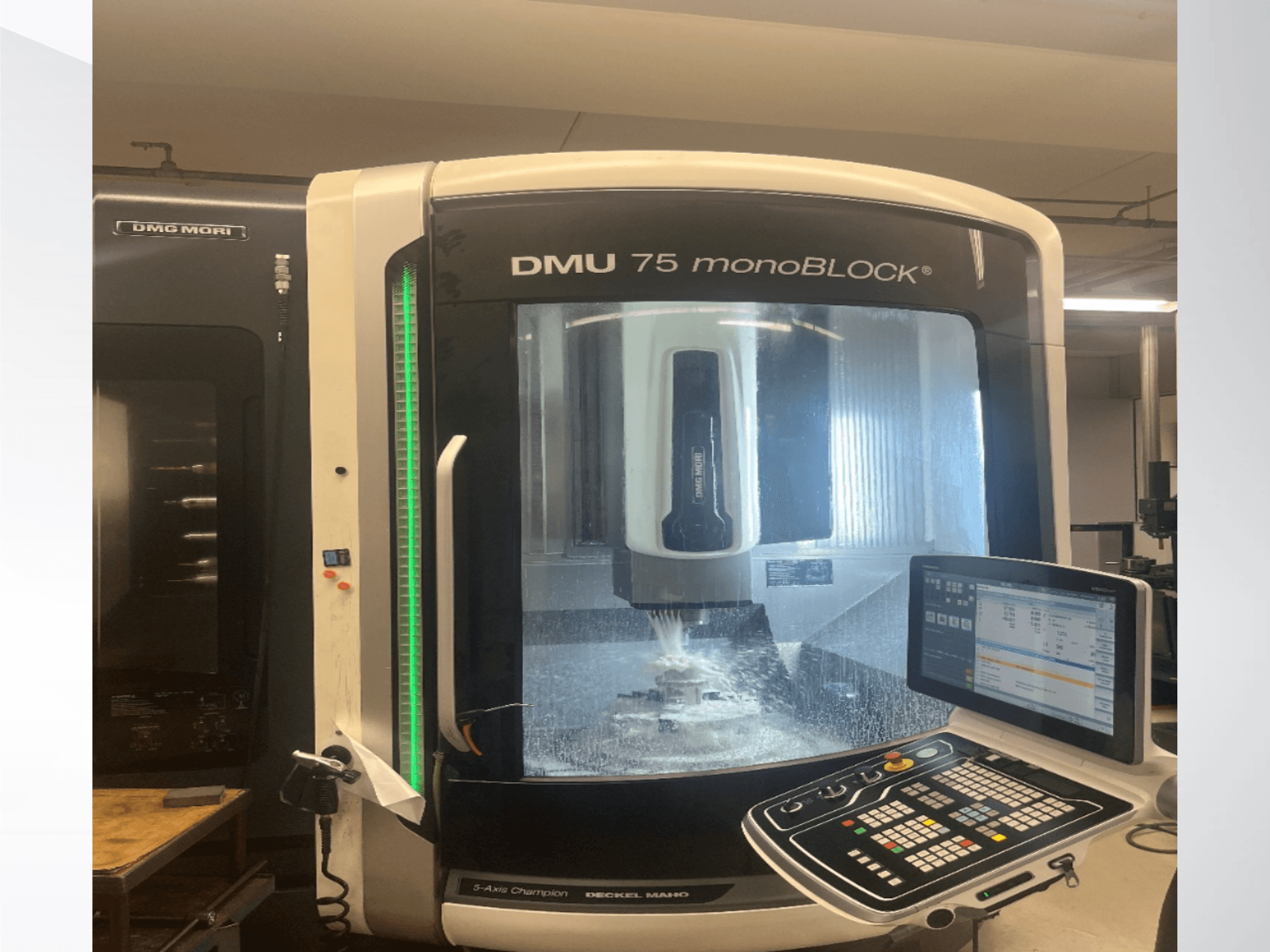 Centre d'usinage universel DMG MORI DMU 75 monoBLOCK, vue de face, mettant en évidence le panneau de commande et la zone de fraisage.