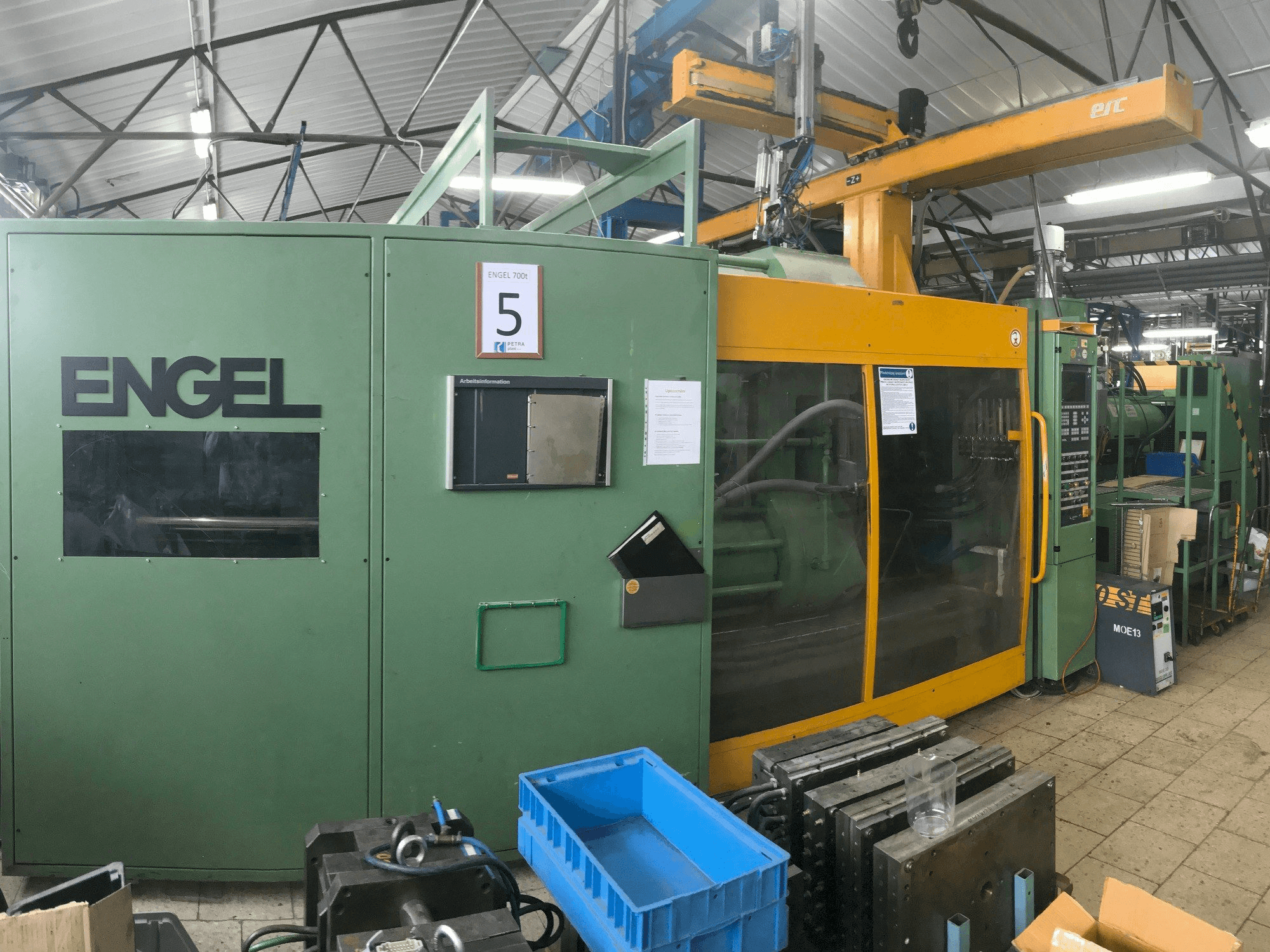 Front view of ENGEL ES 2550/700 DUO machine
