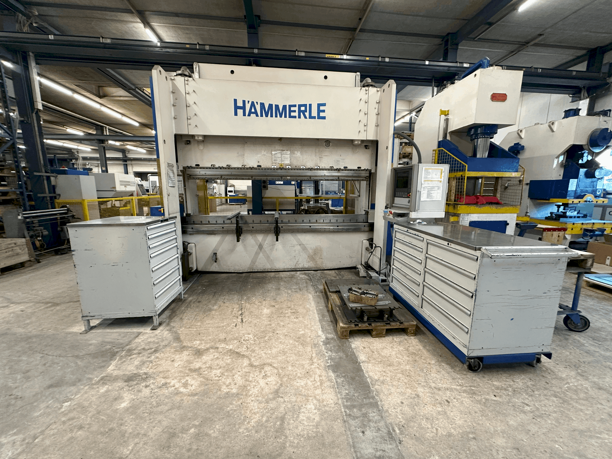 Vue de face de la machine HAMMERLE BM 200 - 3100