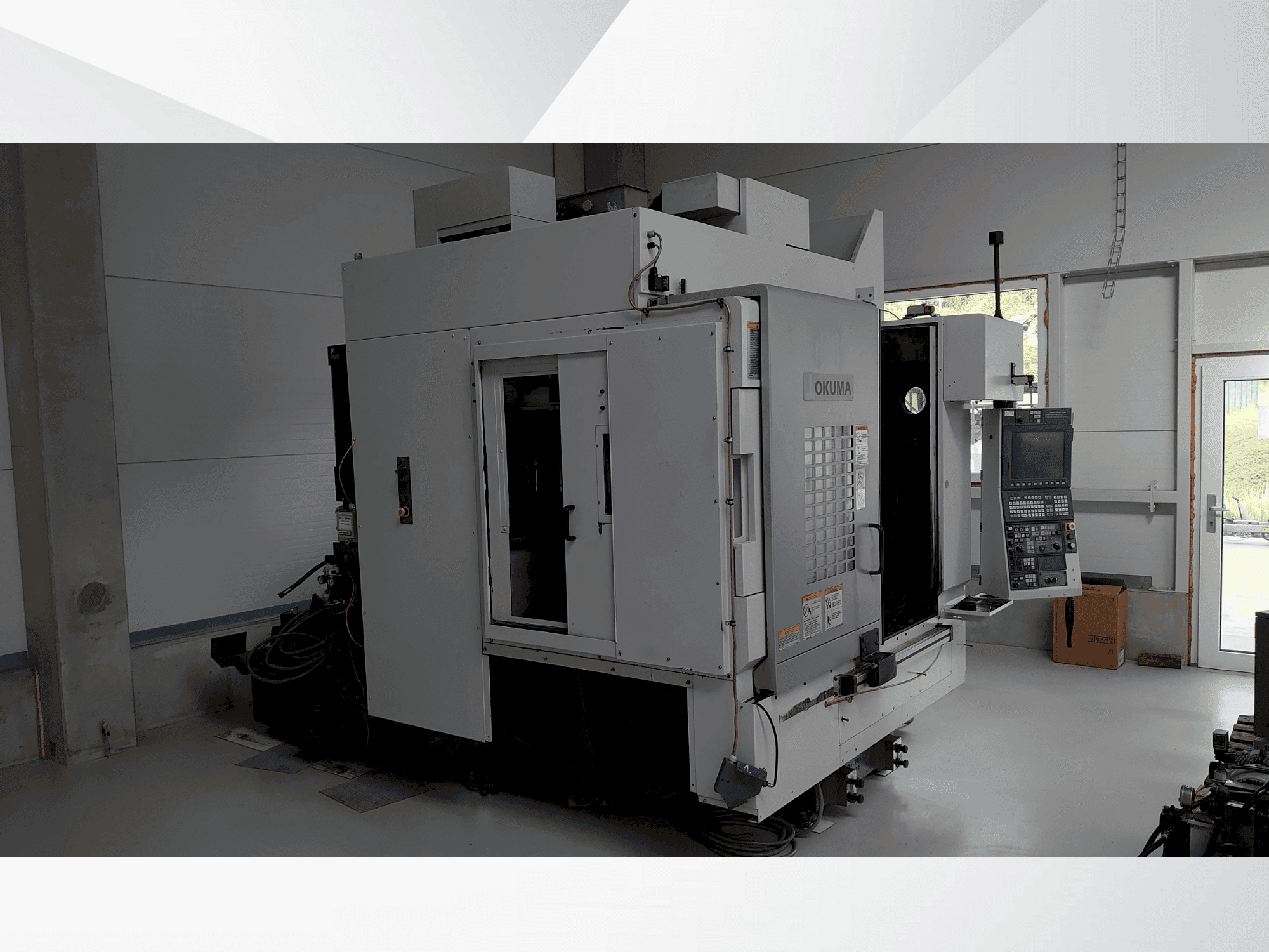 Vue de face de la machine Okuma MU-400VA