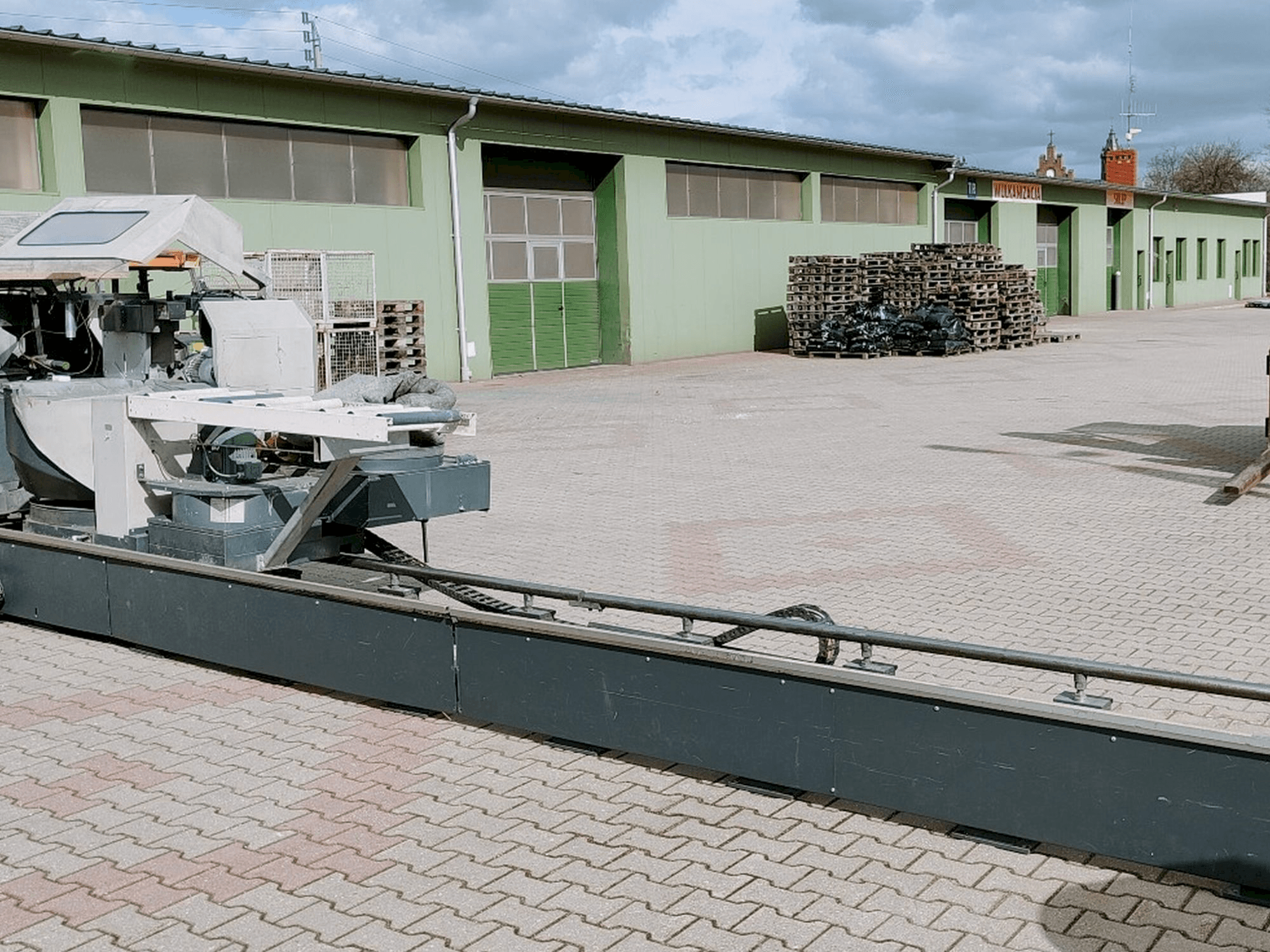 Vue de face de la machine Elumatec DG 244/2