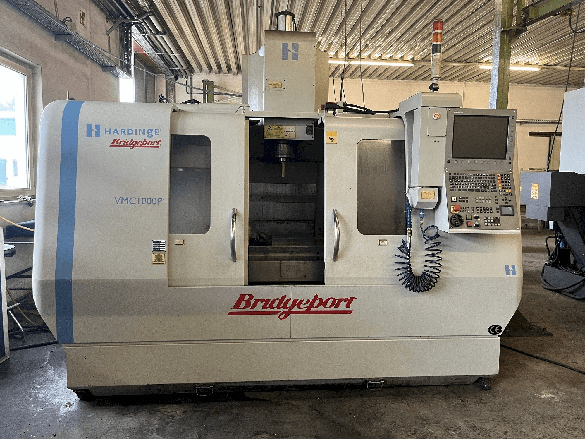 Vue de face de la machine Hardinge Bridgeport VMC 1000 P3