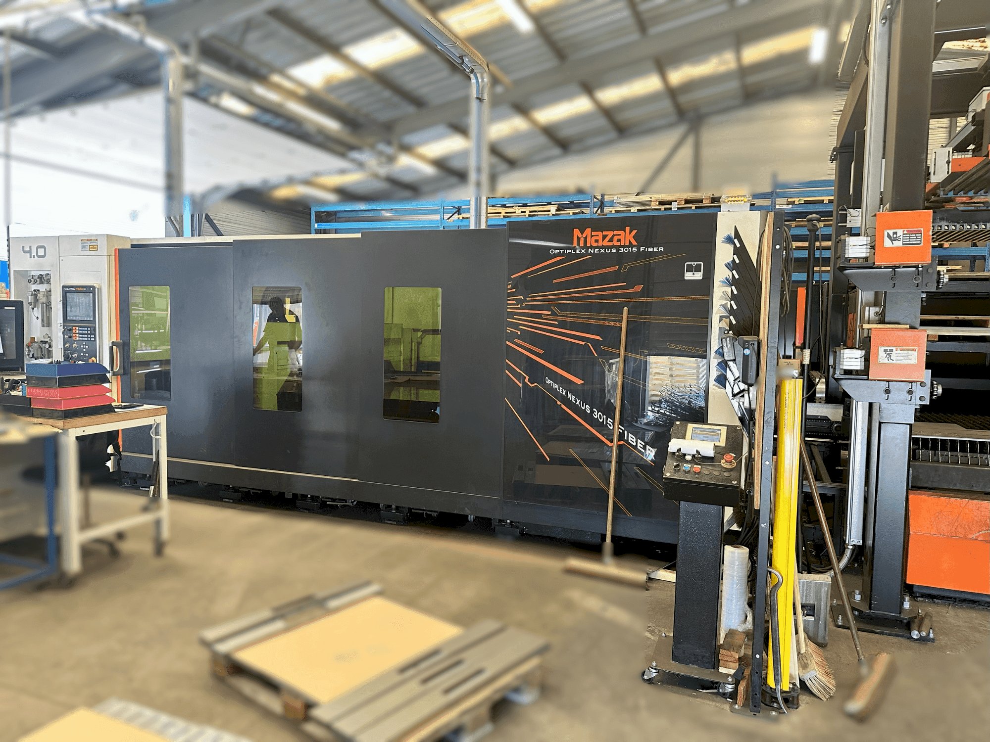 Vue de face de la machine Mazak Optiplex Nexus 3015 4,0kW Fiber + Fasani CSS3015