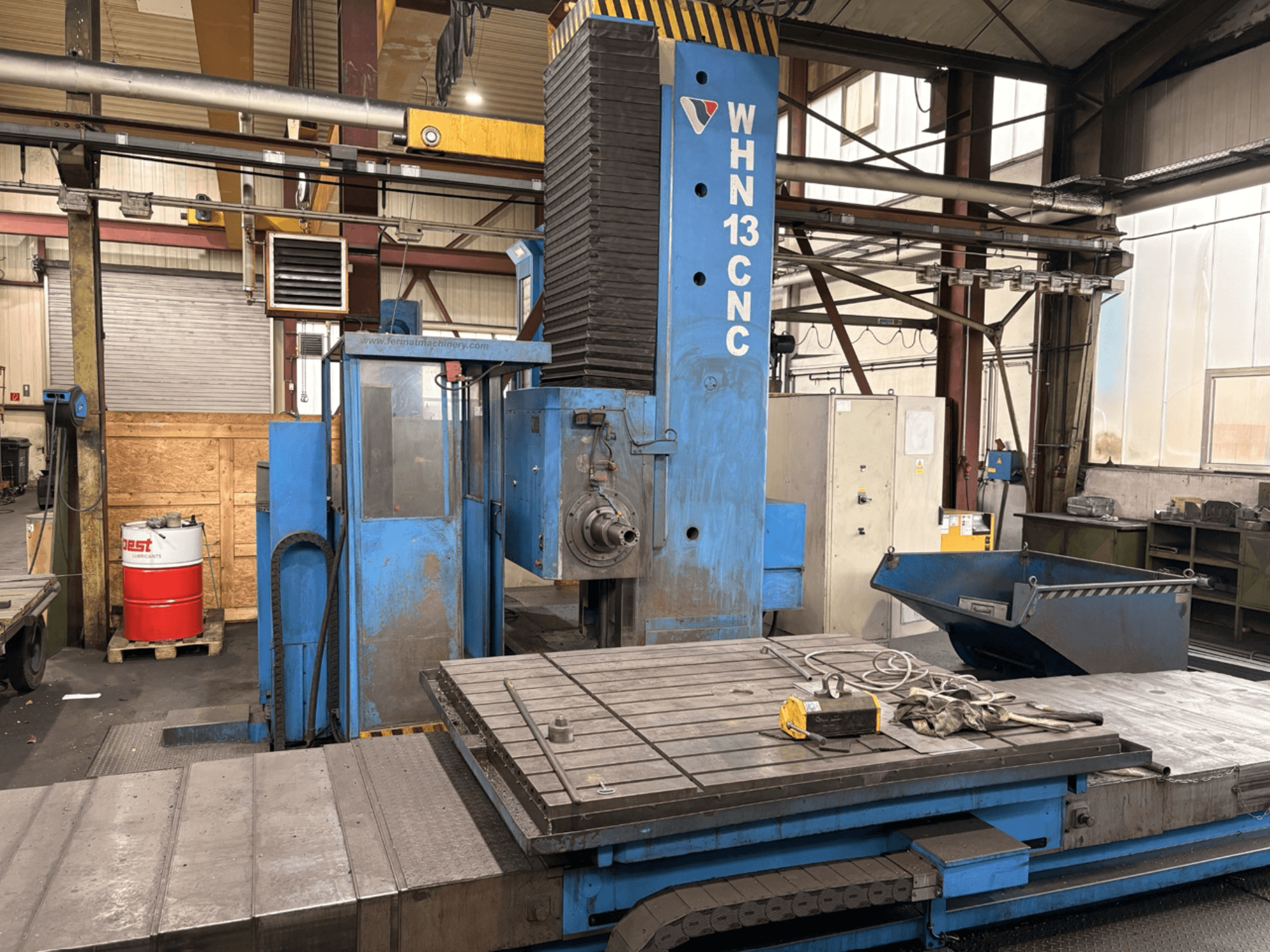Centre d'usinage horizontal CNC FERMAT WHN 13.8, vue de face montrant le panneau de commande, la table de travail et des détails de l'environnement industriel.