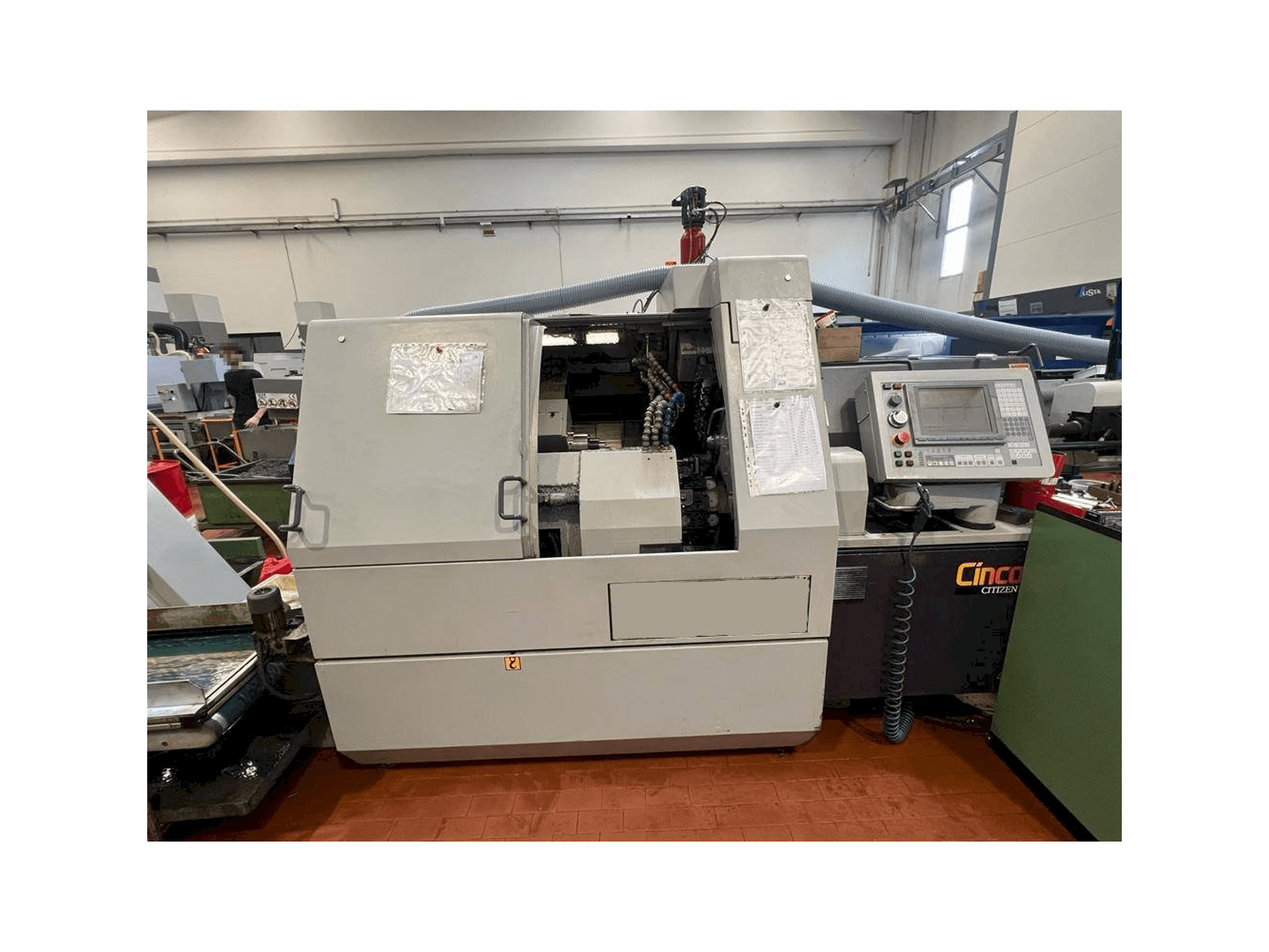 Vue de face de la machine Citizen M32