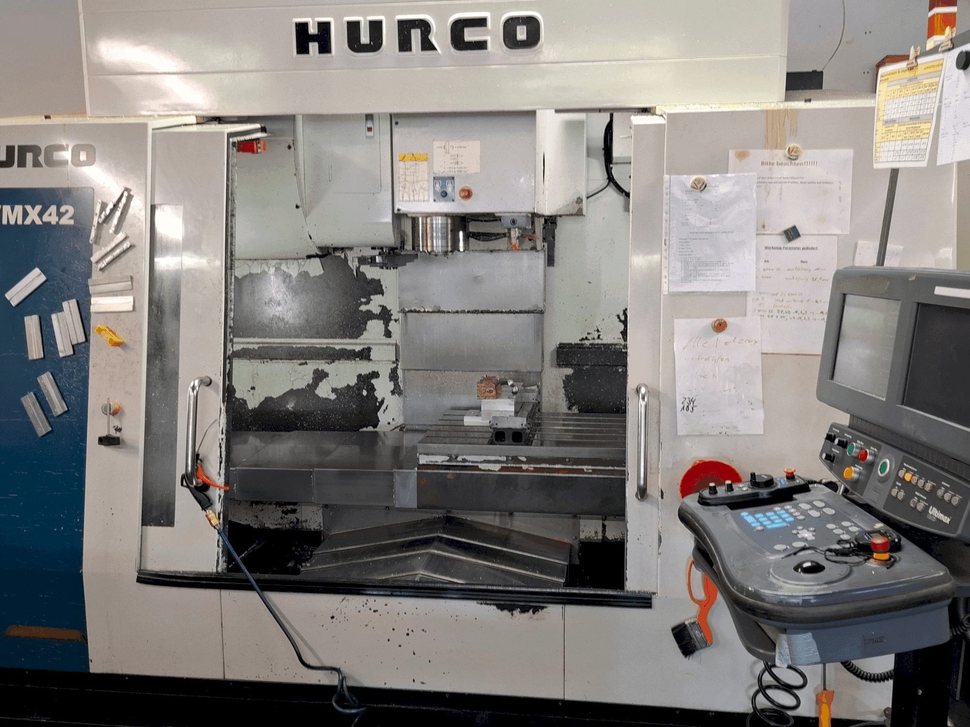 Vue de face de la machine Hurco VMX 42