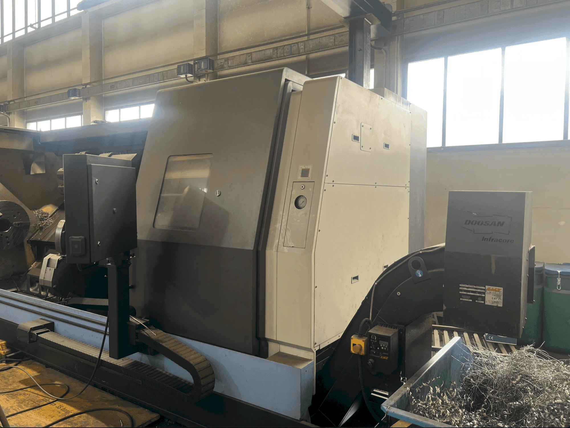 Vue de face de la machine DOOSAN Puma 700 LM