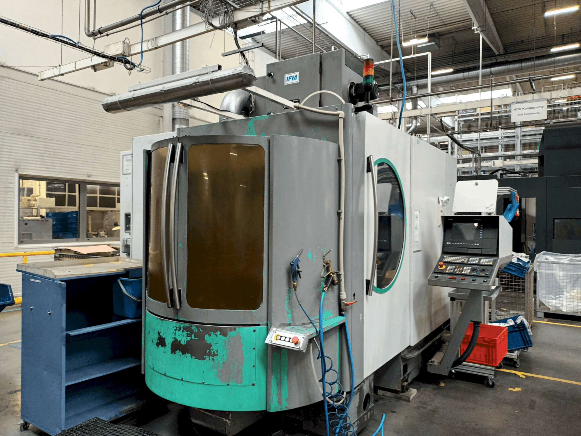 Vue de face de la machine DECKEL MAHO DMC 60H