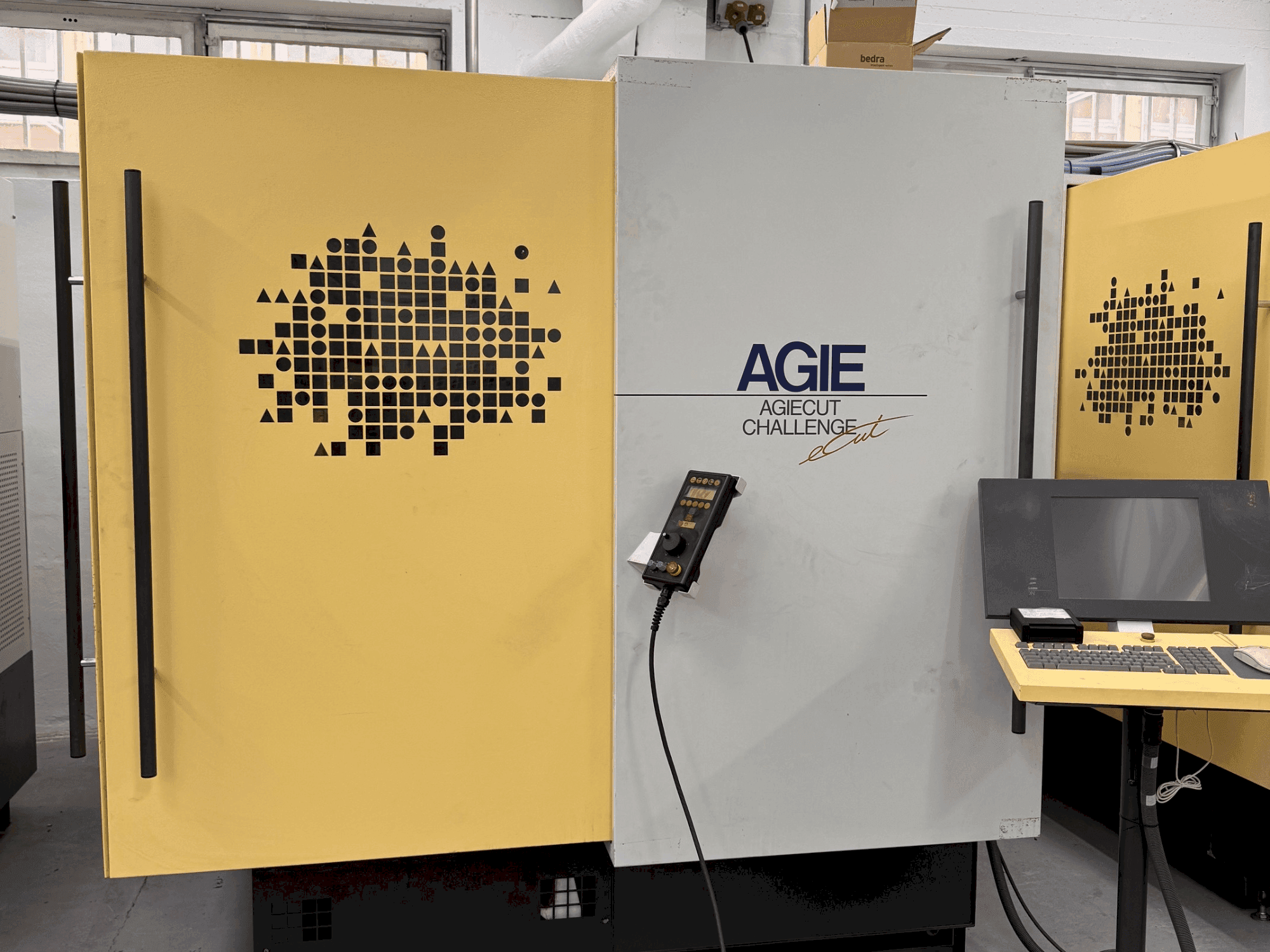 Vue de face de la machine AGIE Challenge 2 eCut