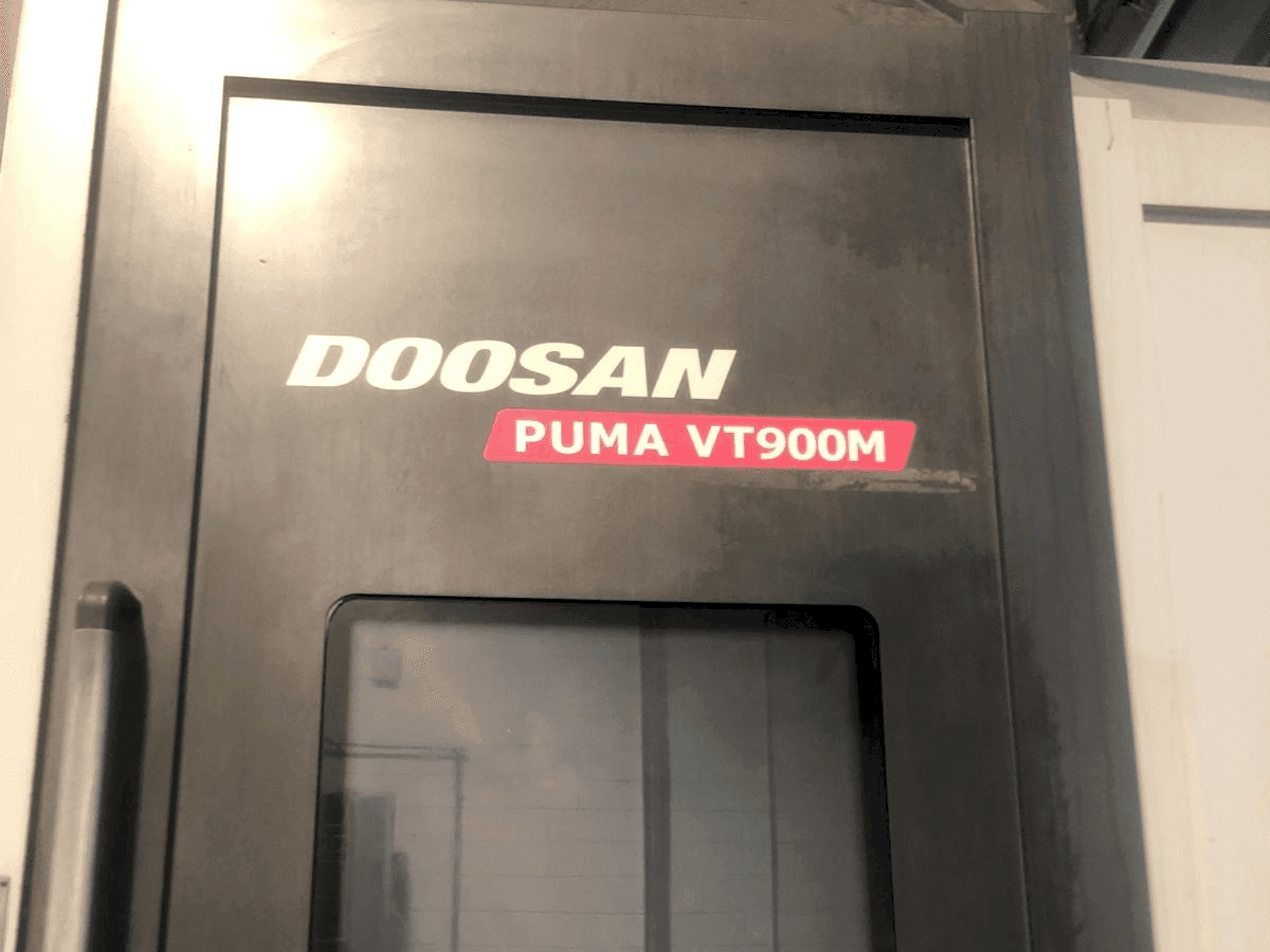 Vue de face de la machine DOOSAN Puma VT900M